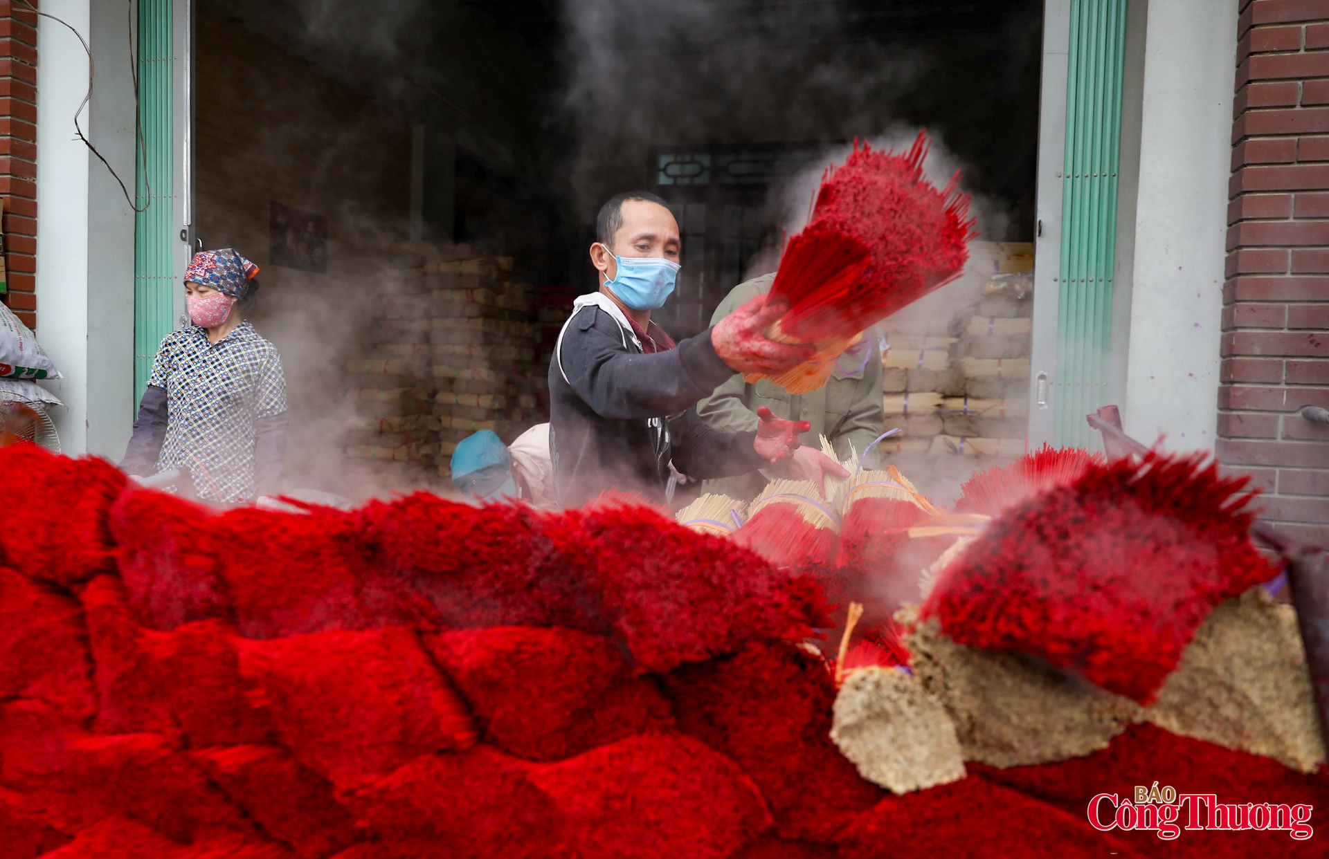 Sau khi chẻ nhỏ vầu, mài nhẵn và lọc ra những phần đảm bảo chất lượng, người thợ sẽ buộc hương thành từng bó và mang đi nhuộm chân. Chân hương thường được nhuộm màu đỏ hoặc hồng. Tuy nhiên, với những loại hương dùng để trang trí, người dân đã nhuộm thêm nhiều màu sắc khác như xanh, tím, vàng,... để hương bắt mắt hơn.