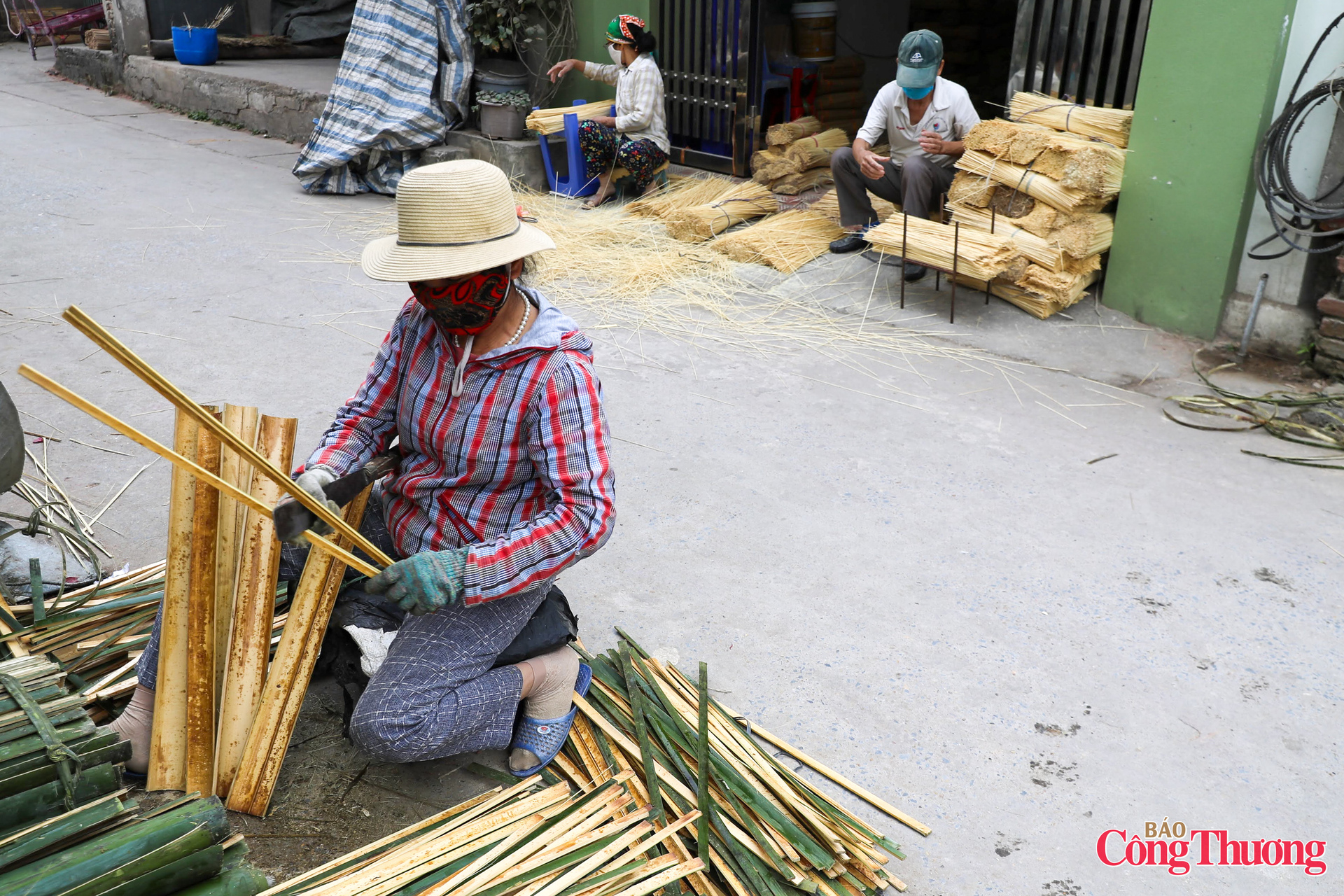 Để hương không bị đứt gãy trong quá trình sử dụng, đầu tiên, người thợ phải chọn nguyên liệu từ những cây vầu già, có đủ độ dài và dẻo dai.