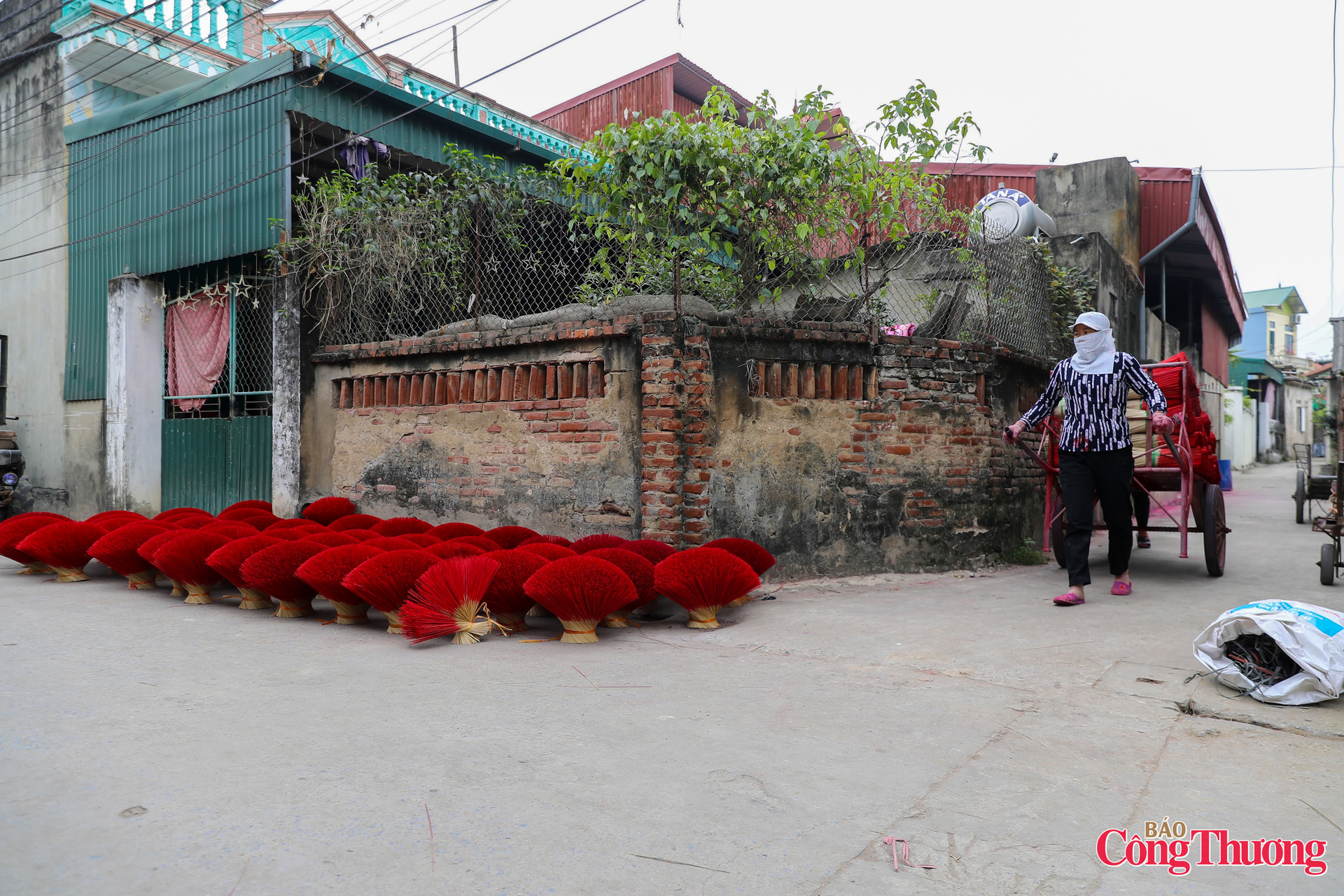 Vào những ngày giáp Tết, người dân tại đây càng tất bật hơn với công việc làm hương để đáp ứng nhu cầu tăng cao của thị trường khi tết Nguyên đán Bính Ngọ 2026 cận kề.