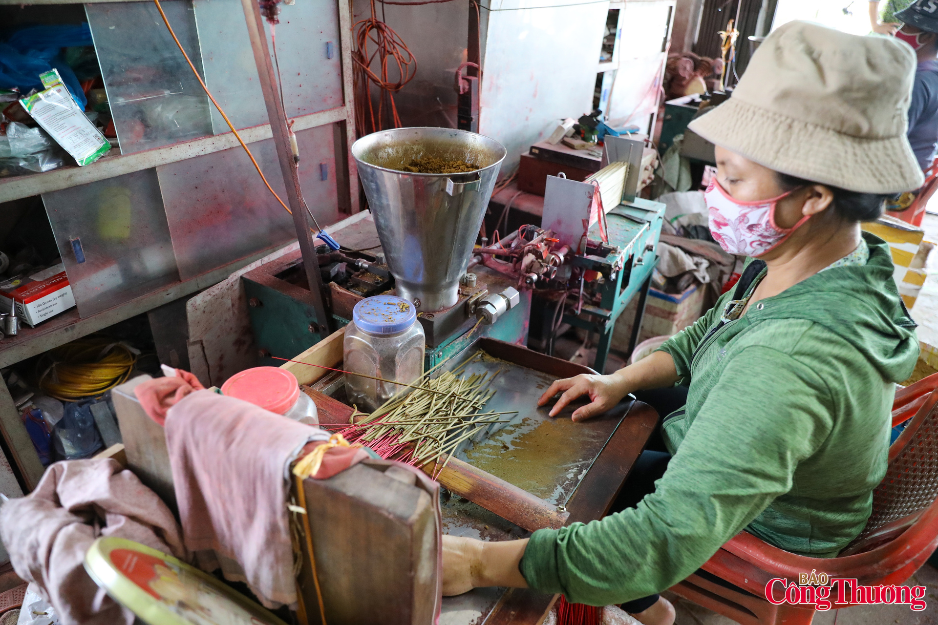 Hiện nay, nhờ có sự hỗ trợ từ máy móc, mỗi ngày các xưởng sản xuất có thể se được từ 4 đến 5 vạn cây hương, đảm bảo nguồn hàng ổn định cho dịp tết Nguyên đán năm nay.