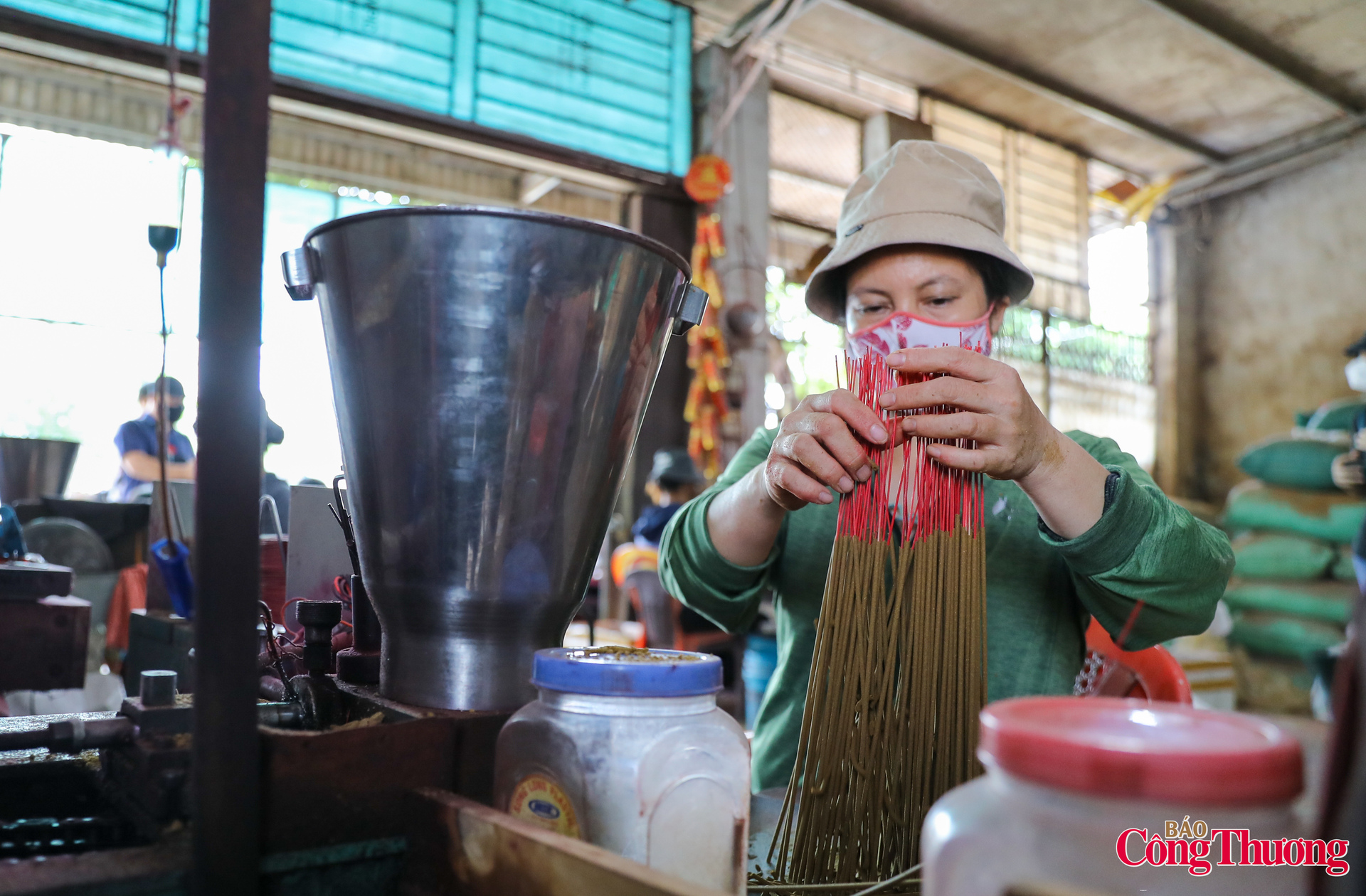 Những ngày cận Tết, làng hương Quảng Phú Cầu nhận được lượng đơn đặt hàng lớn từ khắp cả nước. Bà Lê Thị Đông, chủ cơ sở sản xuất hương tại làng Quảng Phú Cầu cho biết, vào dịp Tết năm nay, số lượng đơn đặt hàng tăng gấp 3 - 4 lần so với bình thường.