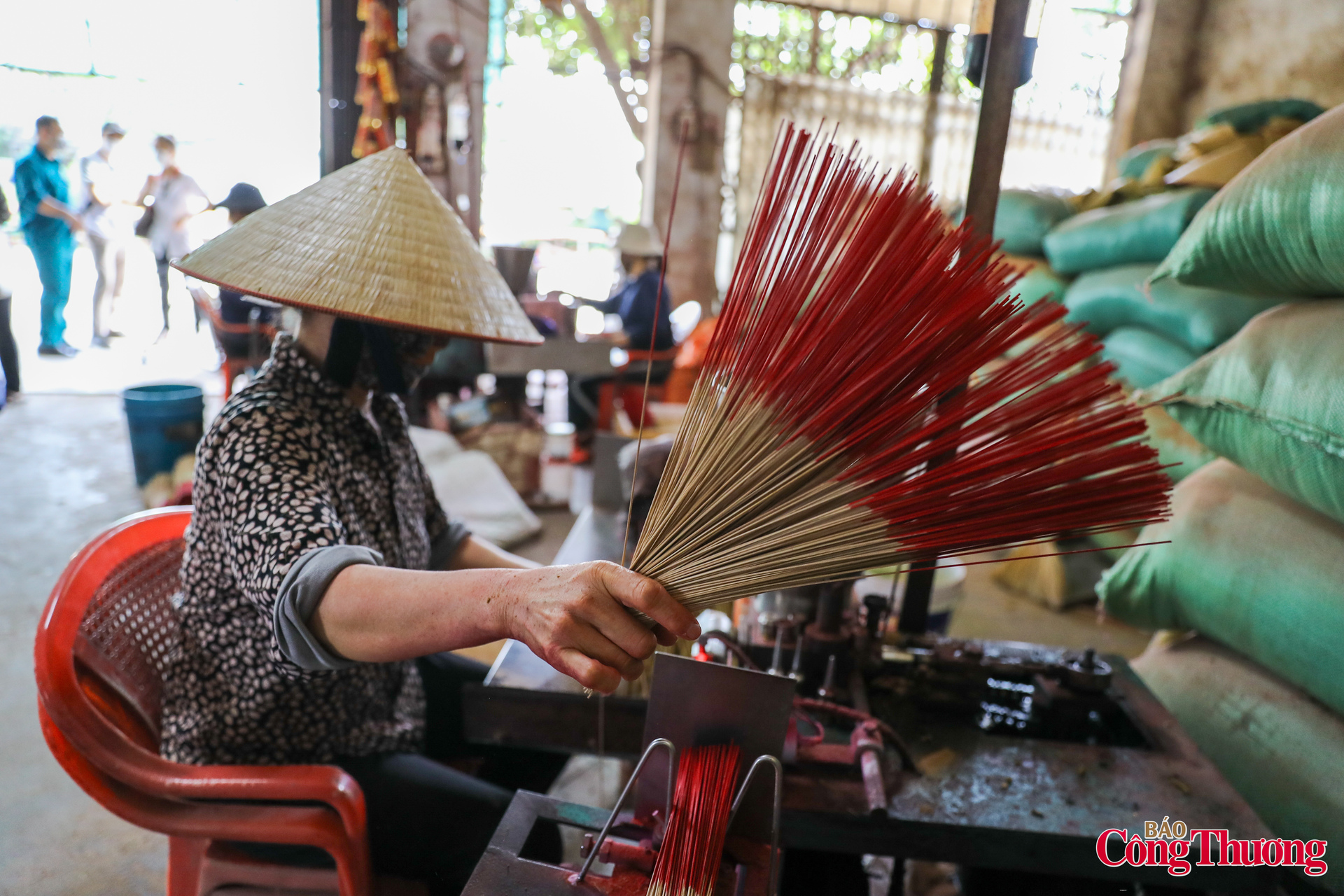 Người dân làng hương Quảng Phú Cầu cho biết, để tạo ra sản phẩm hoàn hảo, mỗi cây hương đều đòi hỏi sự tâm huyết của người thợ. Từ việc vót tăm, nhuộm chất, se hương đến việc phơi khô, đóng gói, đều cần phải tỉ mỉ và chu đáo.