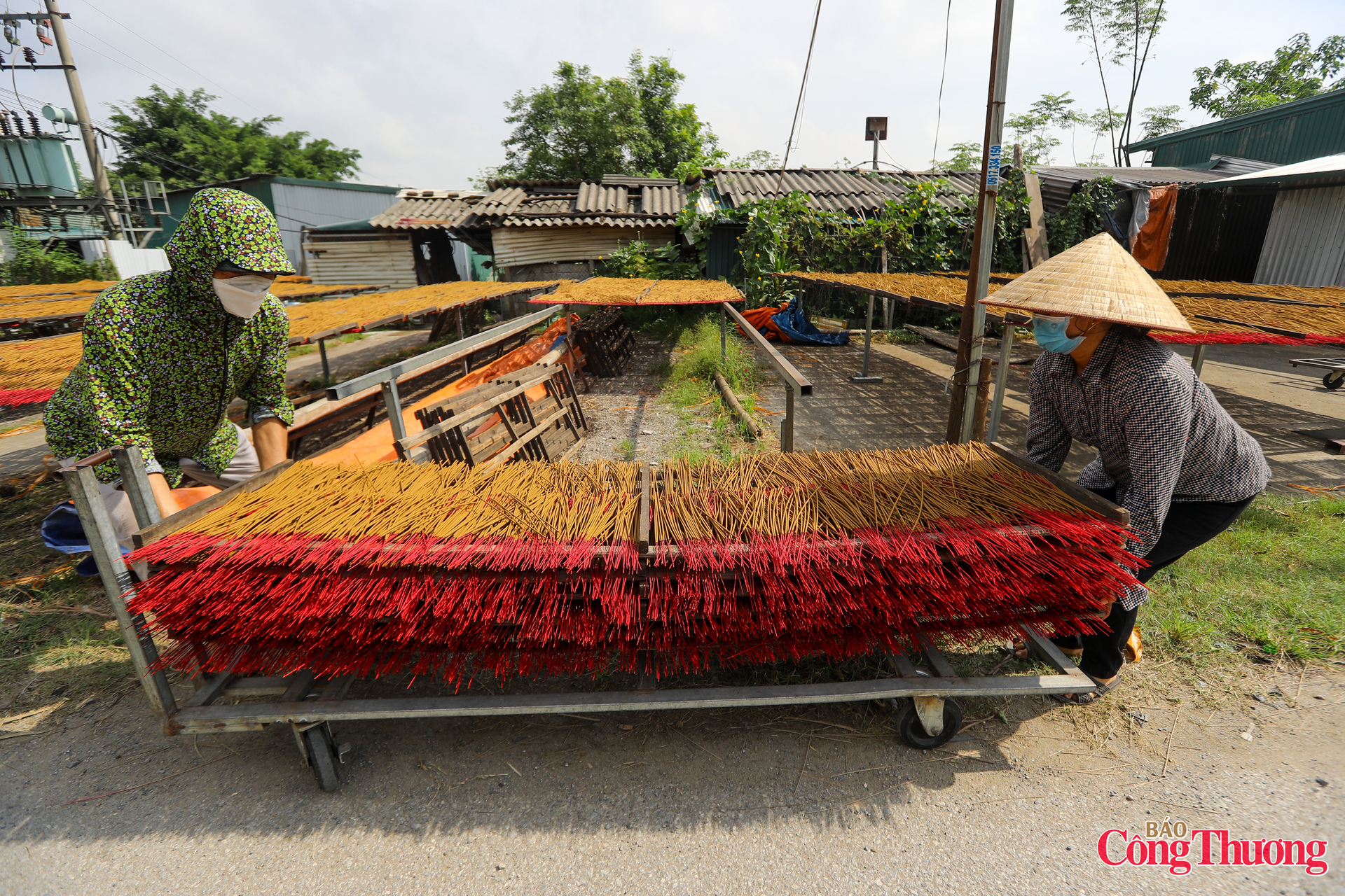 Làng Quảng Phú Cầu sản xuất hai loại hương chính là hương dùng để thắp và hương trang trí. Đối với hương để thắp, tùy vào loại có mùi thơm hay hương thường, giá cả sẽ có sự chênh lệch. Hương thơm sẽ là 300 đồng/que, hương thường là 100 đồng/1que.