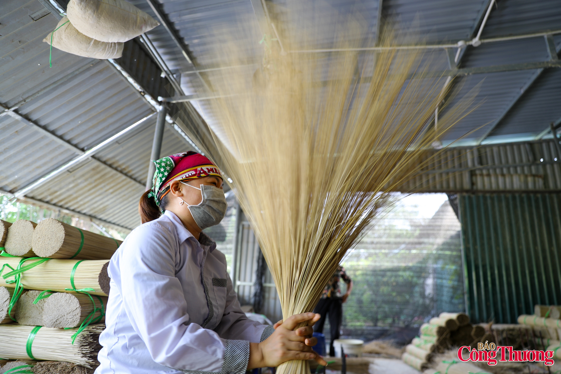 Vầu sau khi lấy về sẽ được ngâm dưới ao nước nhiều ngày để bảo quản rồi mới đem phơi và mang đi chẻ thành từng đoạn nhỏ làm chân nhang.