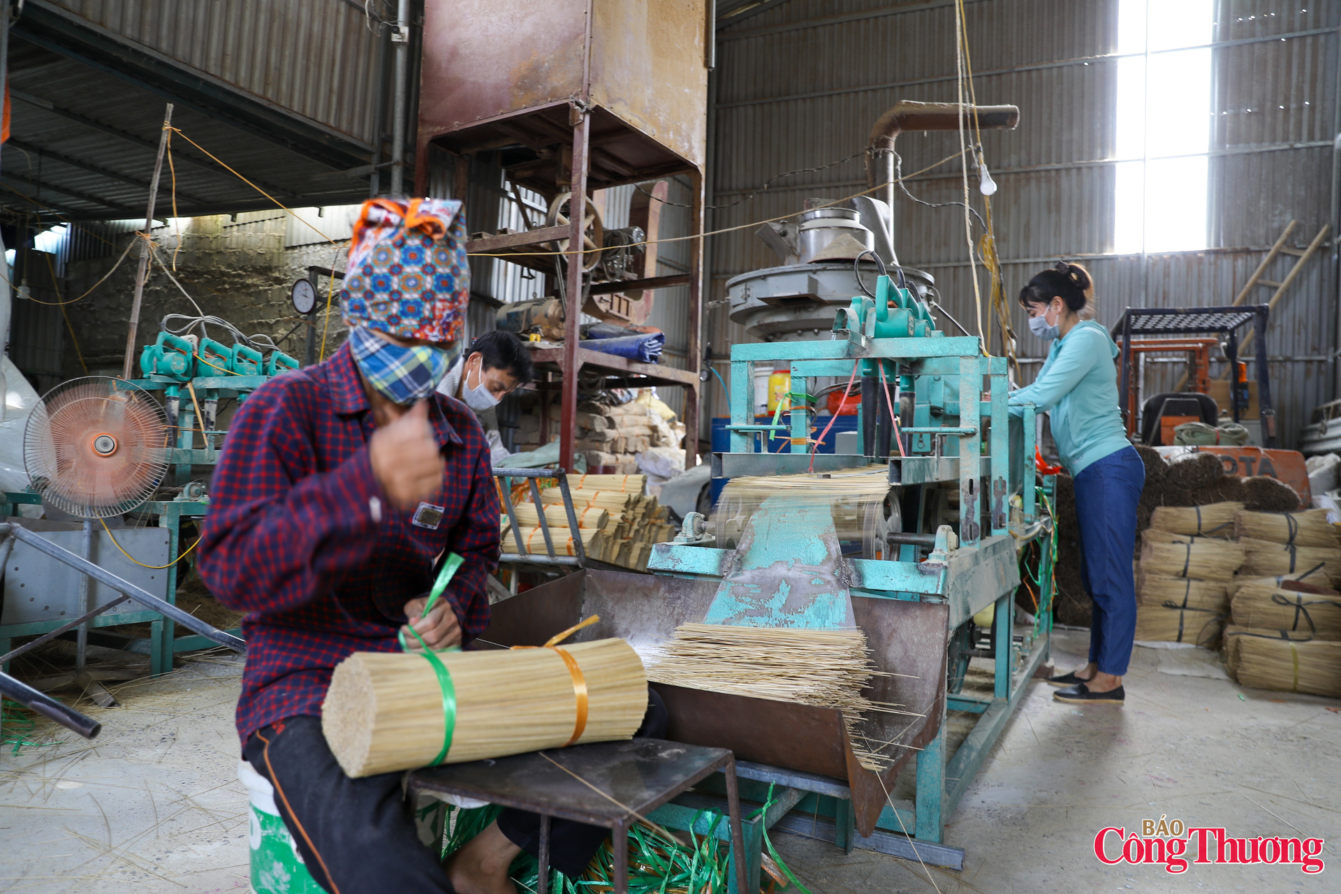 Hiện nay, công việc chẻ vầu đã được làm hoàn toàn bằng máy móc để nâng cao năng suất.