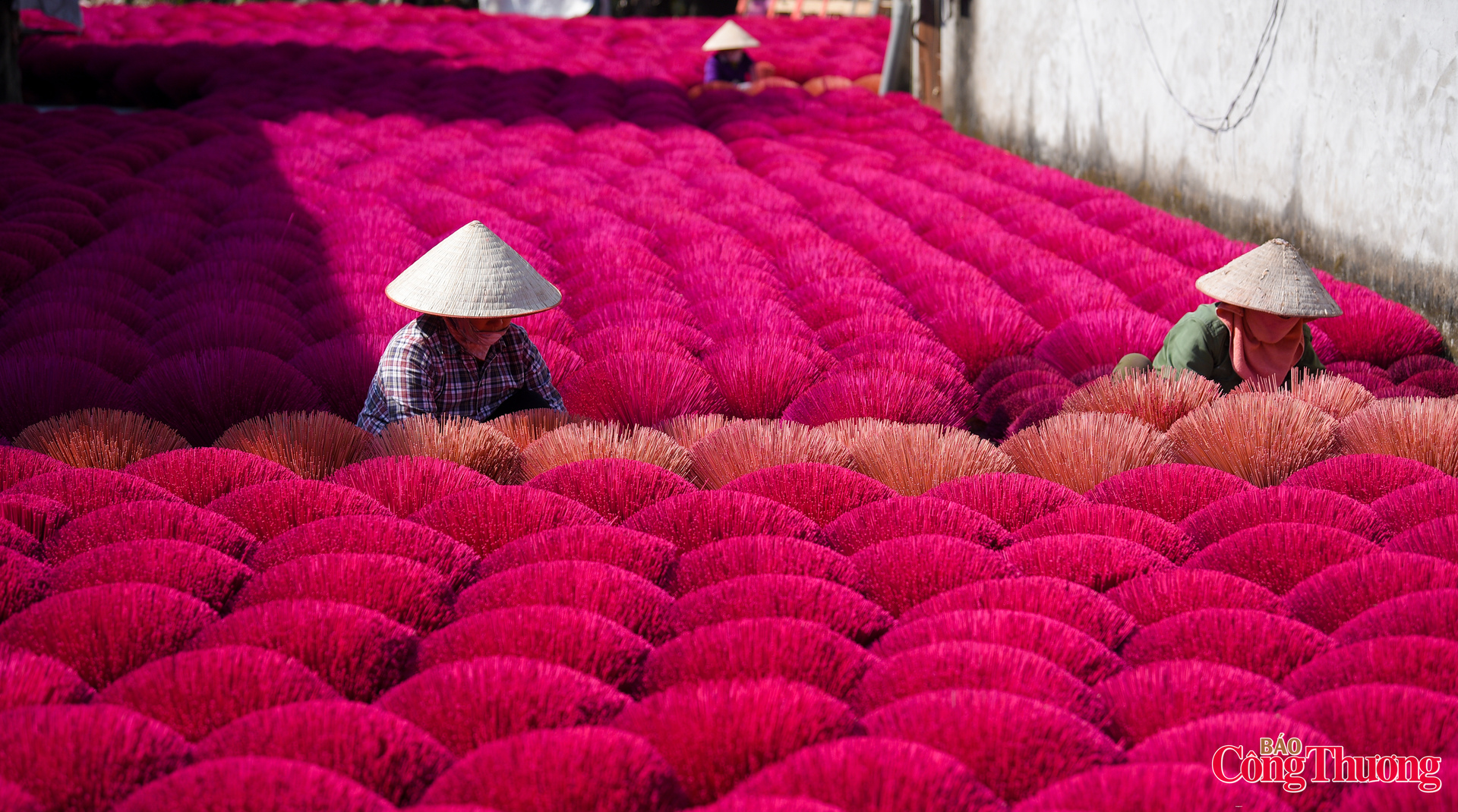 Ngoài hoạt động sản xuất và buôn bán, làng hương Quảng Phú Cầu cũng mở rộng du lịch bằng cách tận dụng công đoạn phơi hương để trang trí, tạo nên khung cảnh rực rỡ màu sắc, thu hút đông đảo du khách trong và ngoài nước đến tham quan và trải nghiệm.