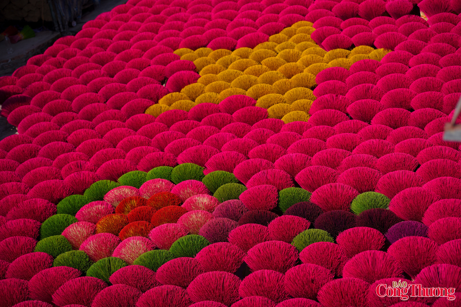 Sự đón nhận của nhiều du khách ghé thăm làng nghề Quảng Phú Cầu là động lực để người dân hăng say lao động, sản xuất đón chào một năm mới.