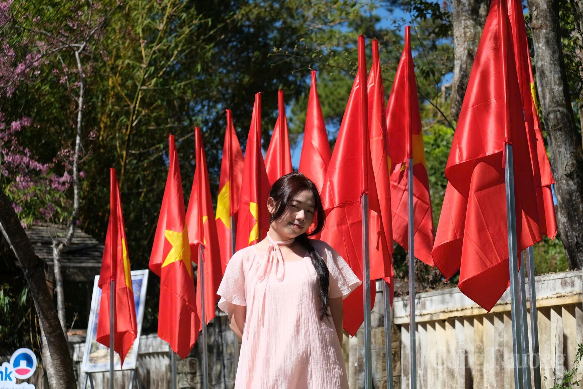 Hơn 300 lá cờ Tổ quốc được thiết kế thành các cụm cờ trang trọng, tạo nên điểm nhấn thị giác mạnh mẽ, vừa rực rỡ, vừa thiêng liêng. Ảnh: Lê Sơn