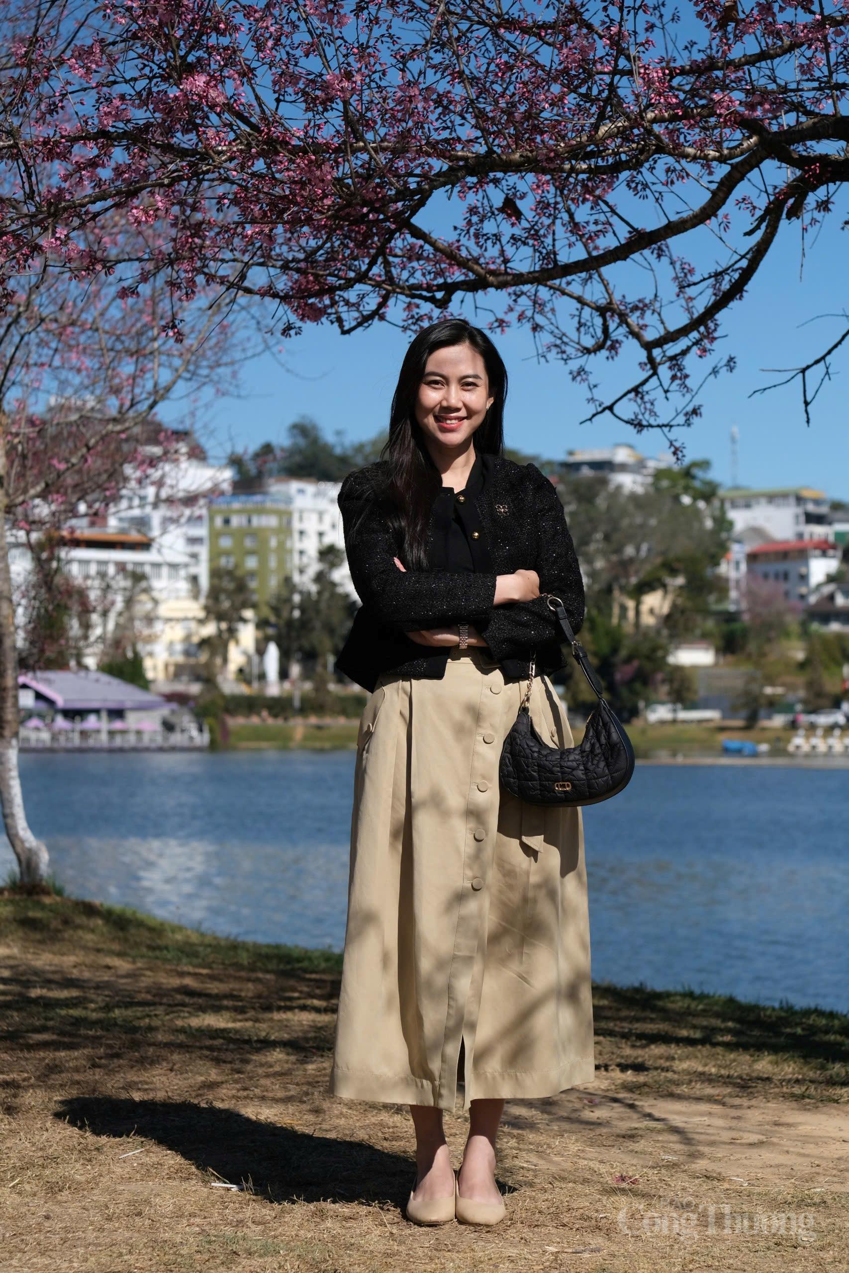 Du khách trẻ thích thú tạo dáng, ghi lại những khung hình lãng mạn đặc trưng của mùa hoa. Ảnh: Lê Sơn