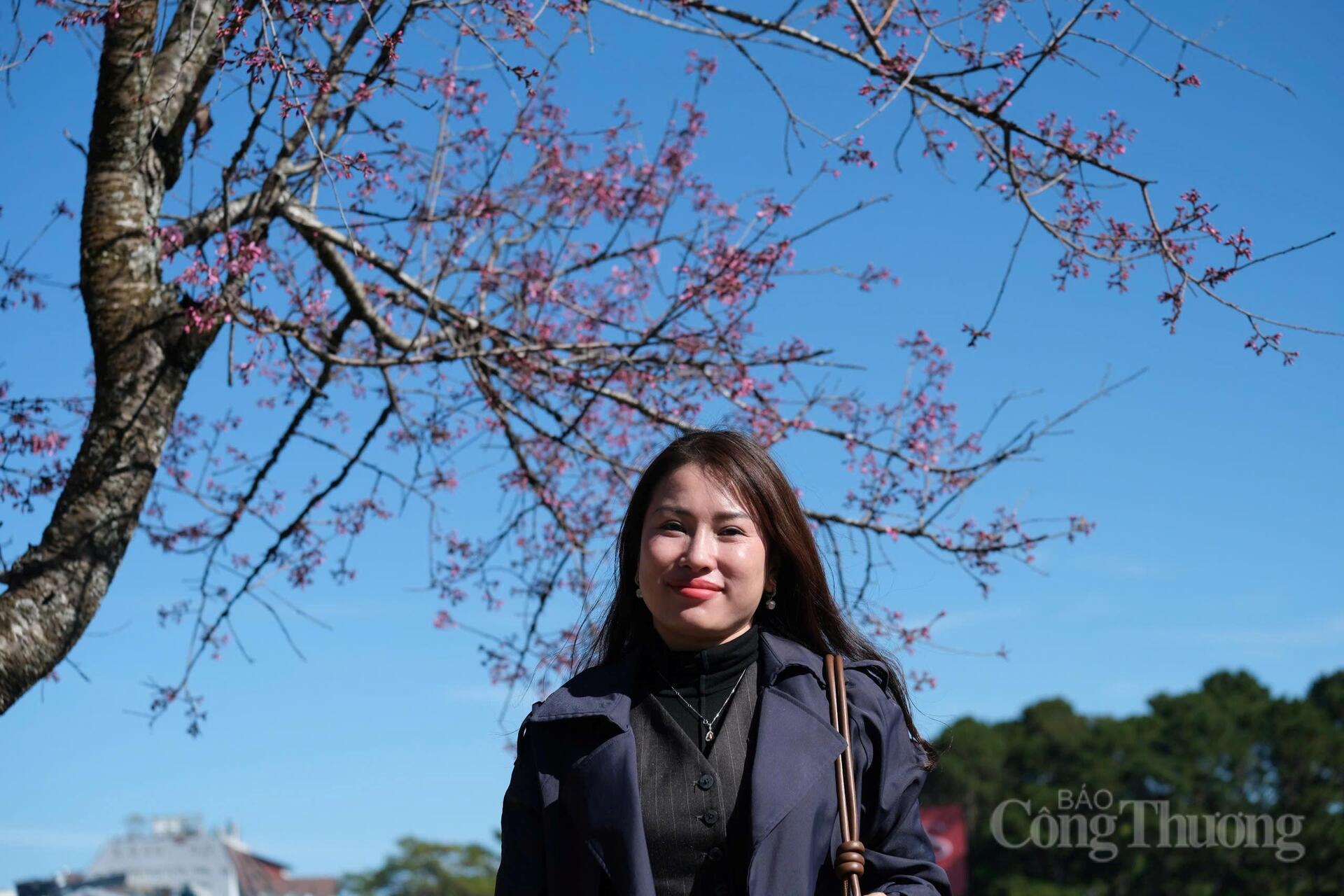 Chị Nguyễn Thị Hải Lăng, đến từ TP. Hồ Chí Minh bày tỏ vui mừng khi có dịp đến Đà Lạt làm việc đúng mùa hoa mai anh đào đang nở rộ, nên cũng tranh thủ cùng bạn check-in trước khi hoa tàn. Ảnh: Lê Sơn