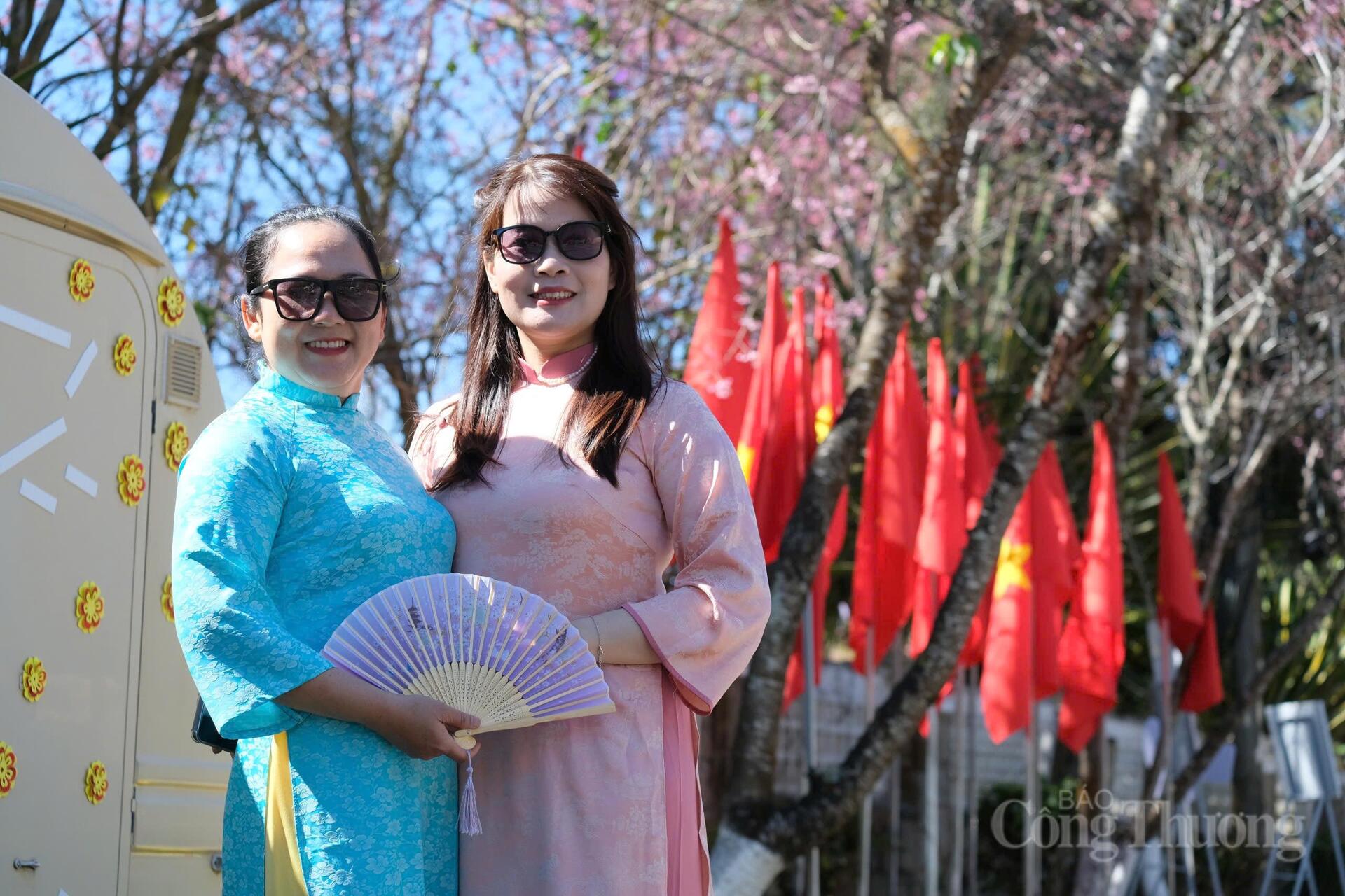 Nhiều người lựa chọn đến sớm để tránh đông, cảm nhận trọn vẹn vẻ đẹp yên bình của mùa hoa. Ảnh: Lê Sơn