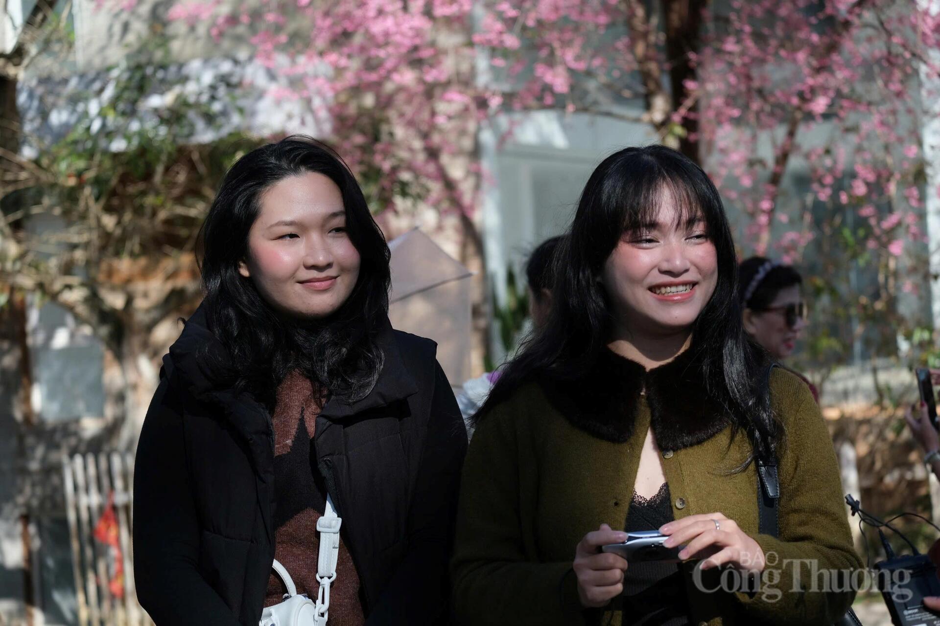 Chị Mai Ngọc Châu (bìa phải), du khách đến từ TP. Hồ Chí Minh bày tỏ xúc động khi đi Đà Lạt đúng dịp mai anh đào đang nở rộ trên khắp các tuyến đường. Ảnh: Lê Sơn