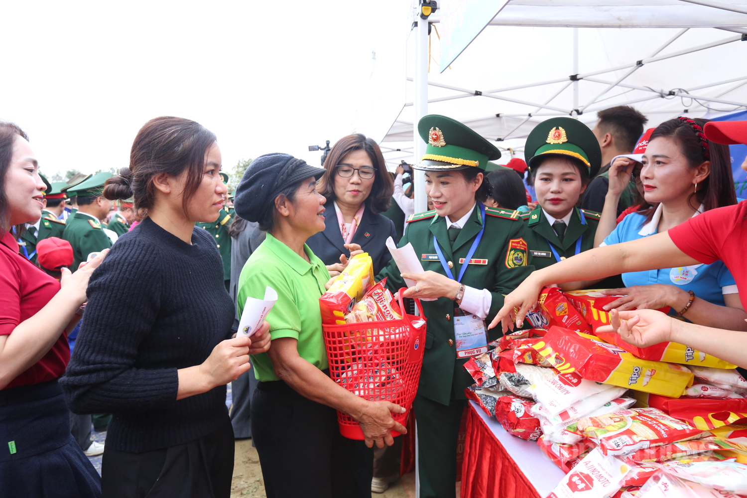 Ấm tình Xuân Biên phòng tại vùng cao Hà Tĩnh - 6