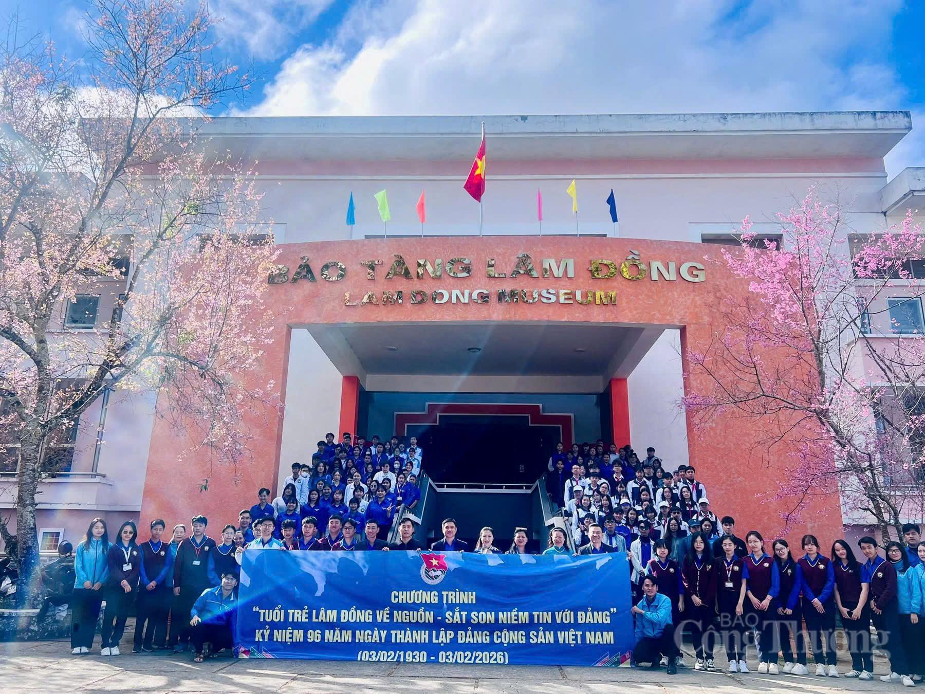 Tỉnh đoàn Lâm Đồng, sáng 3/2 đã tổ chức các chương trình về nguồn với chủ đề " Tuổi trẻ Lâm Đồng về nguồn- Sắt son niềm tin với Đảng". Ảnh: Minh An