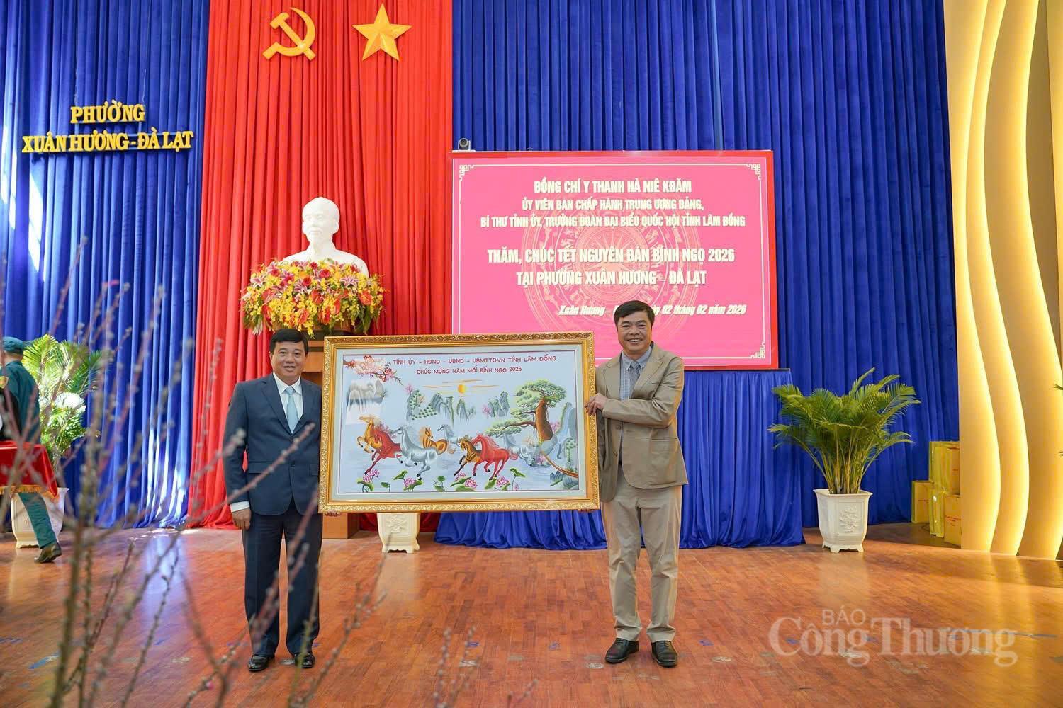 Đồng chí Y Thanh Hà Niê Kđăm, Ủy viên Ban Chấp hành Trung ương Đảng, Bí thư Tỉnh ủy Lâm Đồng thăm và tặng quà tại phường Xuân Hương - Đà Lạt. Ảnh: Minh An