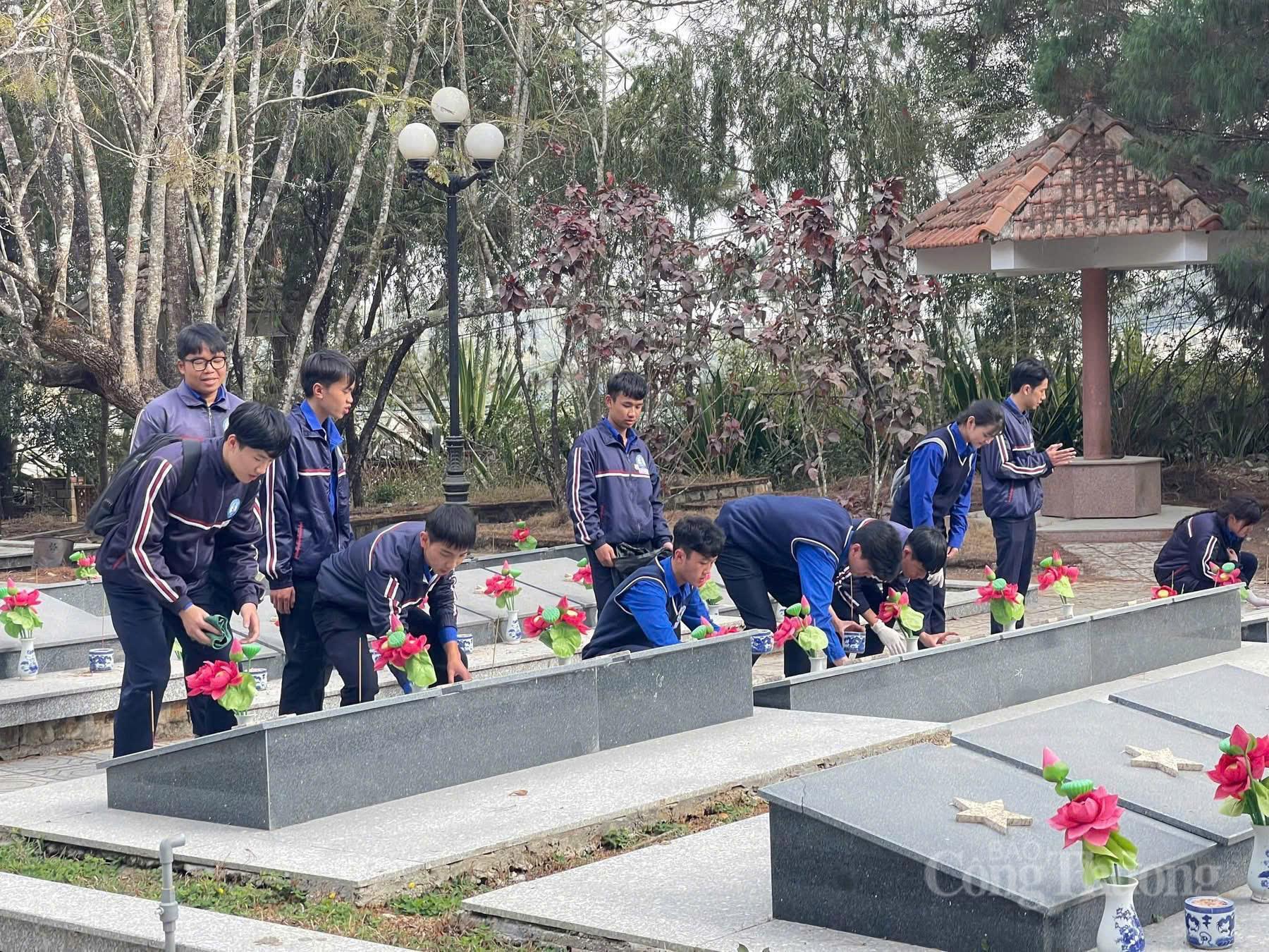 Đoàn Thanh niên Cộng sản Hồ Chí Minh tỉnh Lâm Đồng cũng tổ chức hoạt động dâng hương, dâng hoa tại nghĩa trang liệt sĩ. Ảnh: Lê Sơn