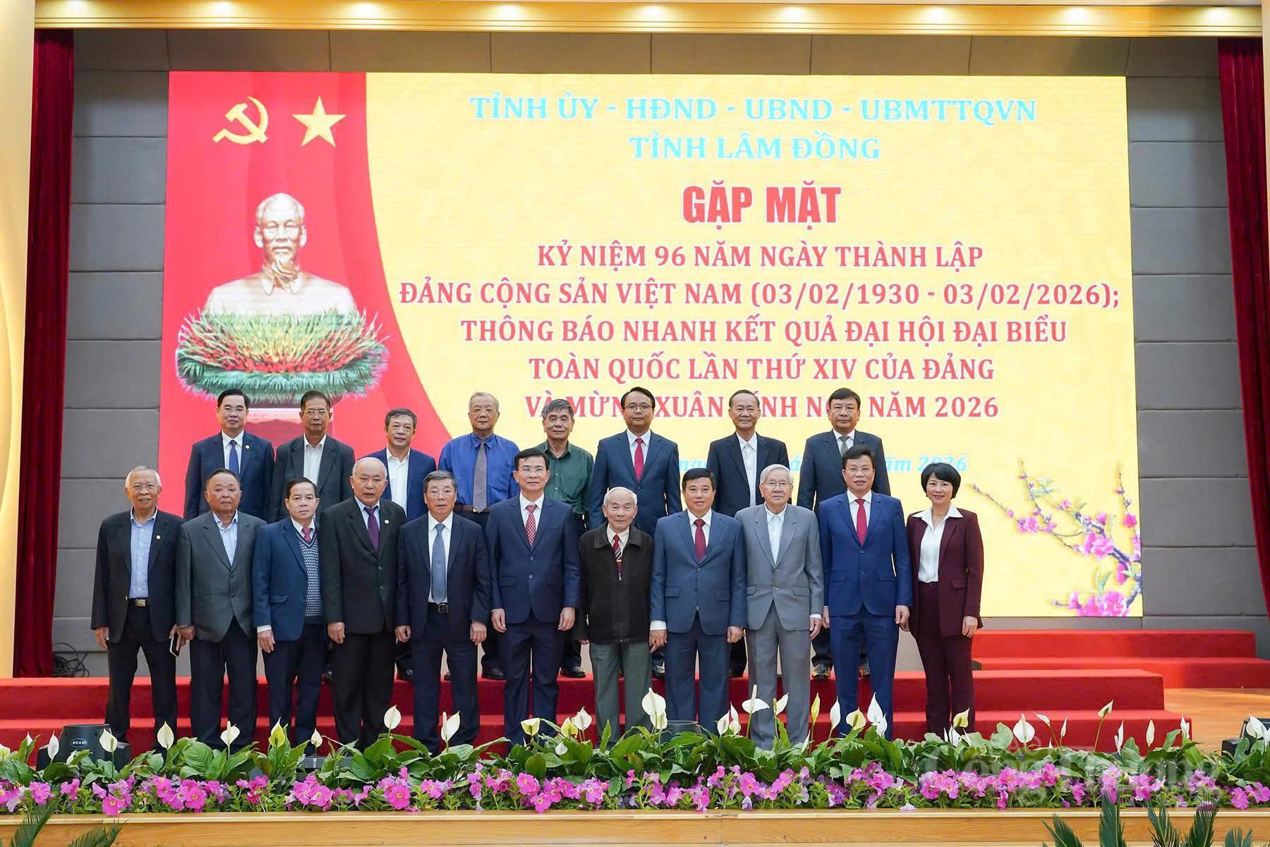 Lãnh đạo Tỉnh ủy Lâm Đồng chụp ảnh lưu niệm cùng các nguyên lãnh đạo Tỉnh ủy qua các thời kỳ. Ảnh: Minh An