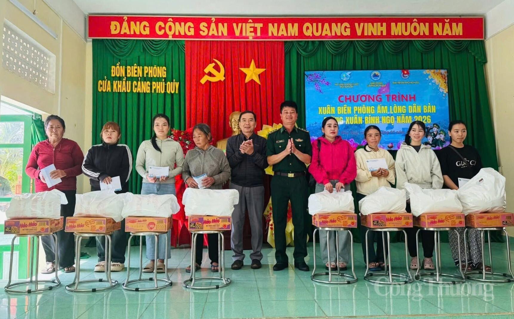 Đồn biên phòng đặc khu Phú Quý cũng tổ chức gặp mặt, tặng quà cho người dân trên địa bàn, nhằm thể hiện tinh thần tương thân tương ái, chăm lo cho đời sống Nhân dân. Ảnh: Minh An