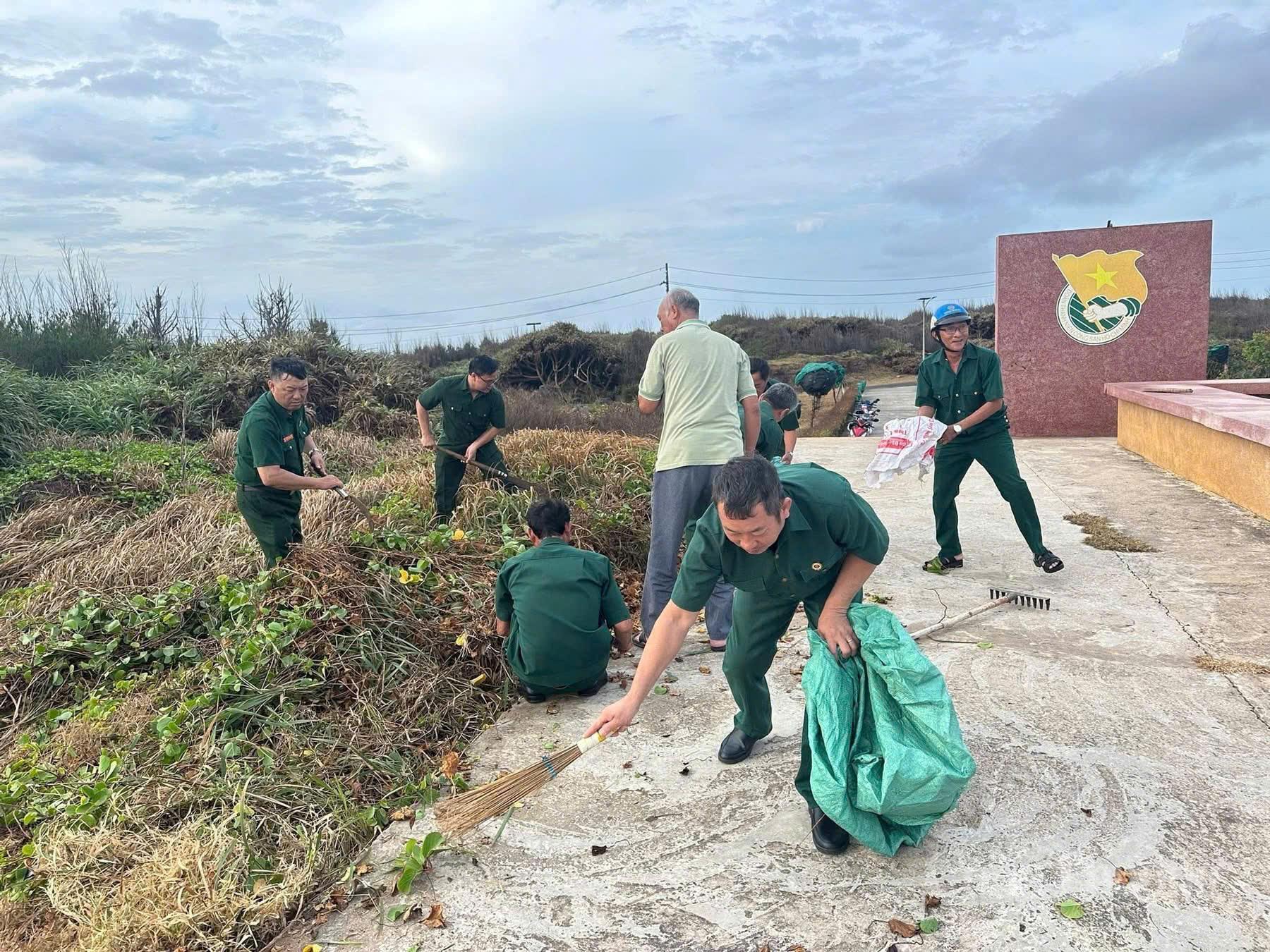 Nhân kỷ niệm 96 năm Ngày thành lập Đảng Cộng sản Việt Nam, đồn biên phòng Đặc khu Phú Quý đã phối hợp với Hội Cựu chiến binh dọn dẹp vệ sinh môi trường. Ảnh: Minh An
