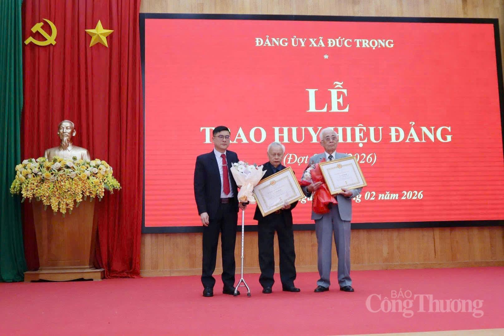 Chánh Văn phòng Tỉnh uỷ Nguyễn Khắc Bình dự và trao huy hiệu Đảng tại xã Đức Trọng. Ảnh: Minh An