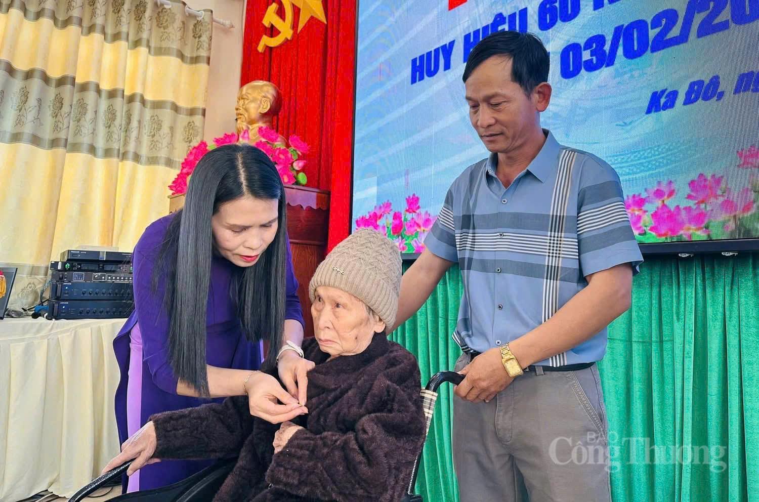 Bí thư Đảng ủy xã Ka Đô trao huy hiệu Đảng cho đảng viên. Ảnh: Minh An