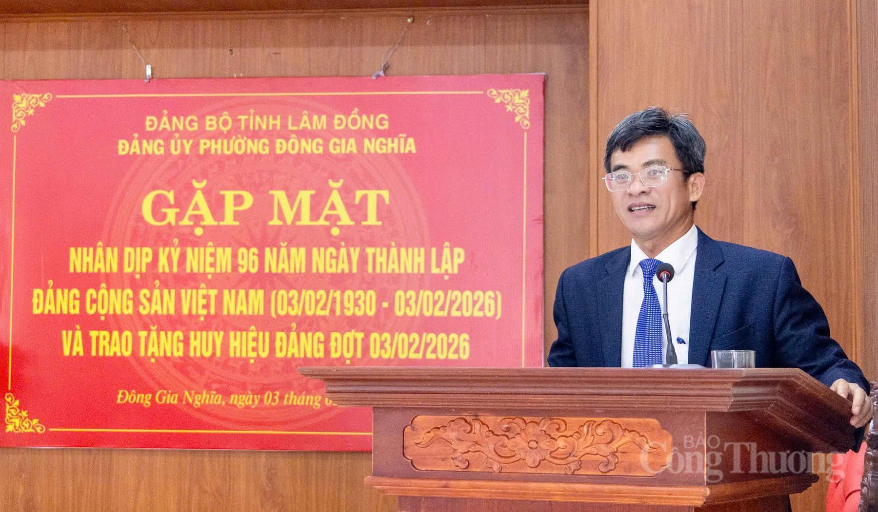 Bí thư Đảng ủy phường Đông Gia Nghĩa Hồ Xuân Hậu phát biểu tại buổi gặp mặt và trao huy hiệu Đảng. Ảnh: Minh An