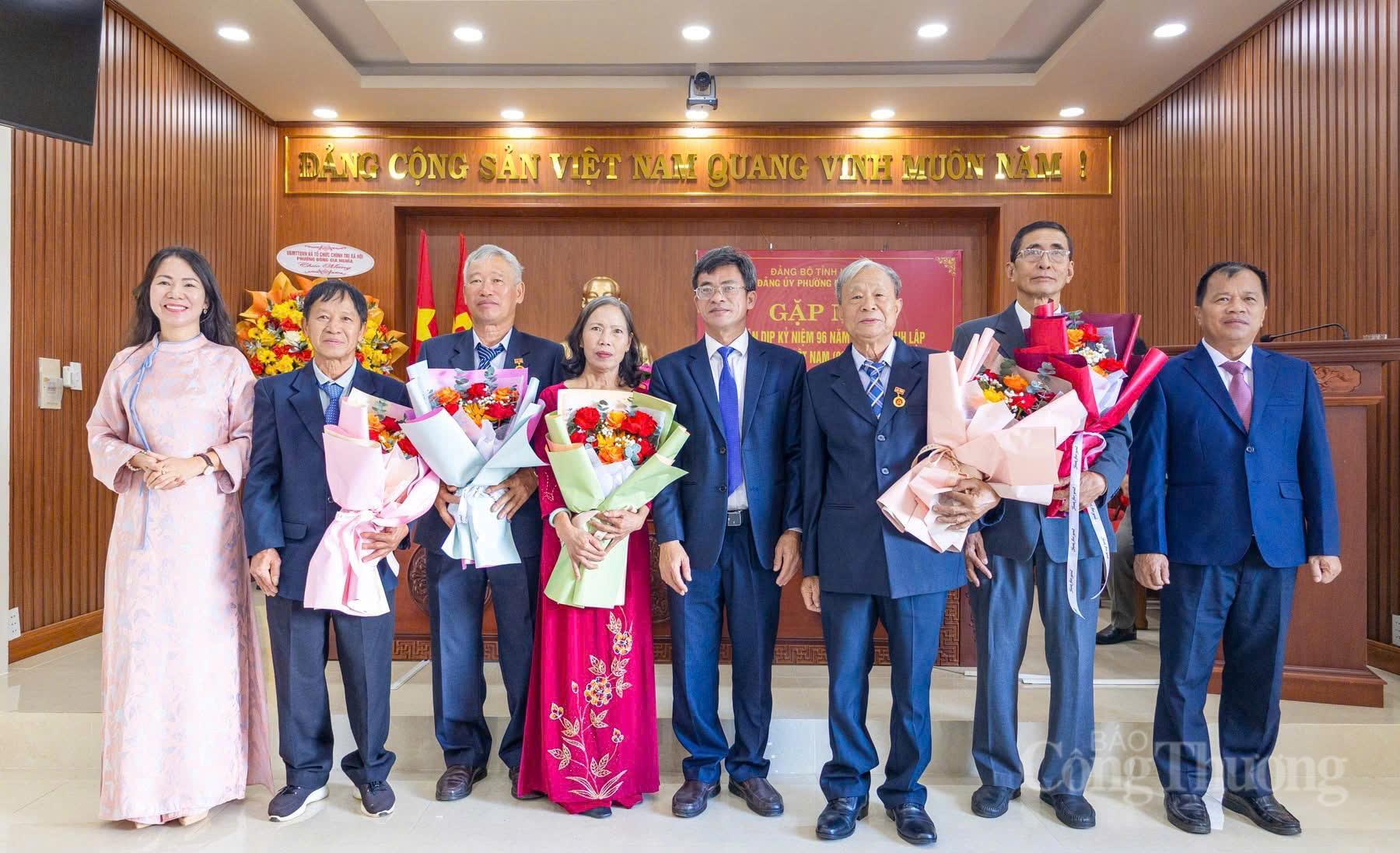 Tại phường Đông Gia Nghĩa, công tác tổ chức gặp mặt và trao huy hiệu Đảng cho các đảng viên cũng được tổ chức bài bản. Ảnh: Minh An