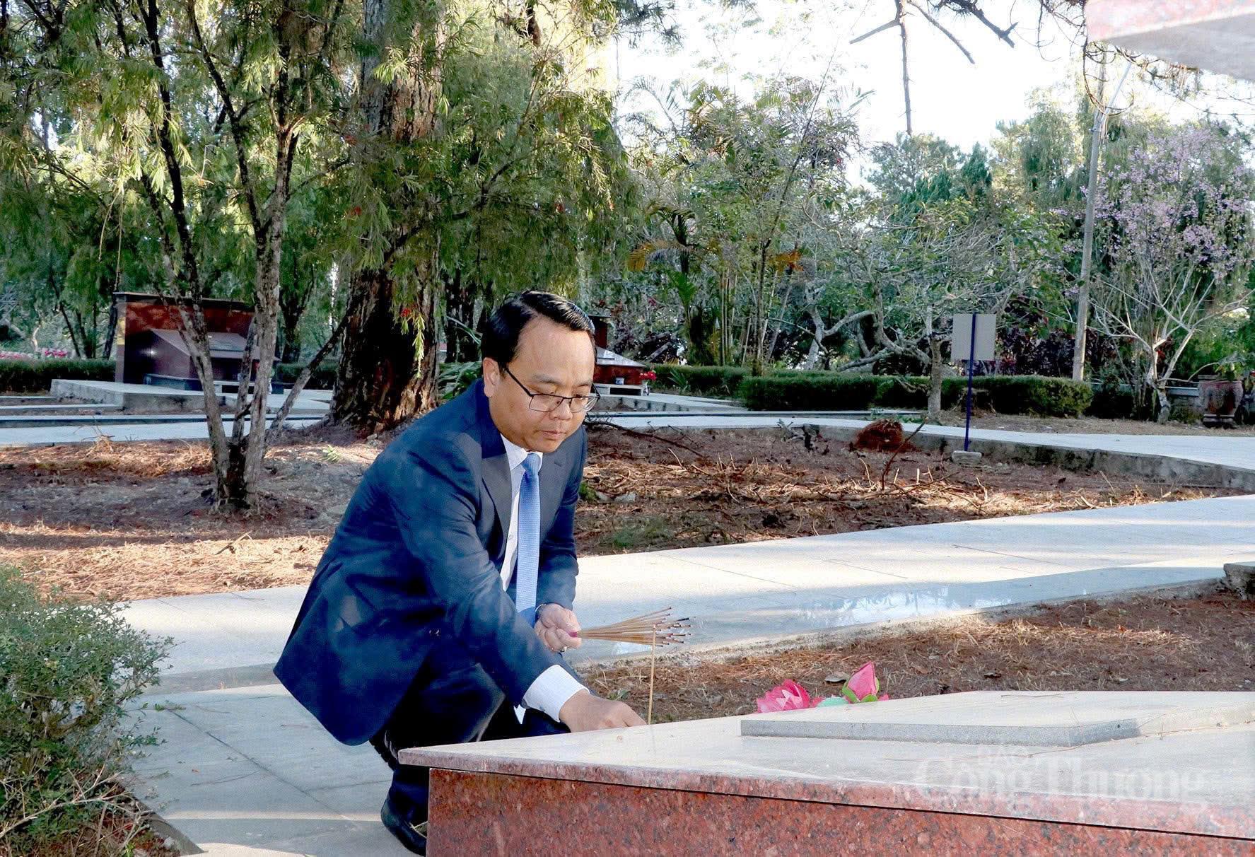 Đồng chí Đặng Hồng Sỹ, Phó Bí thư Thường trực Tỉnh ủy Lâm Đồng dâng, thắp hương tại nghĩa trang Đà Lạt. Ảnh: Minh An