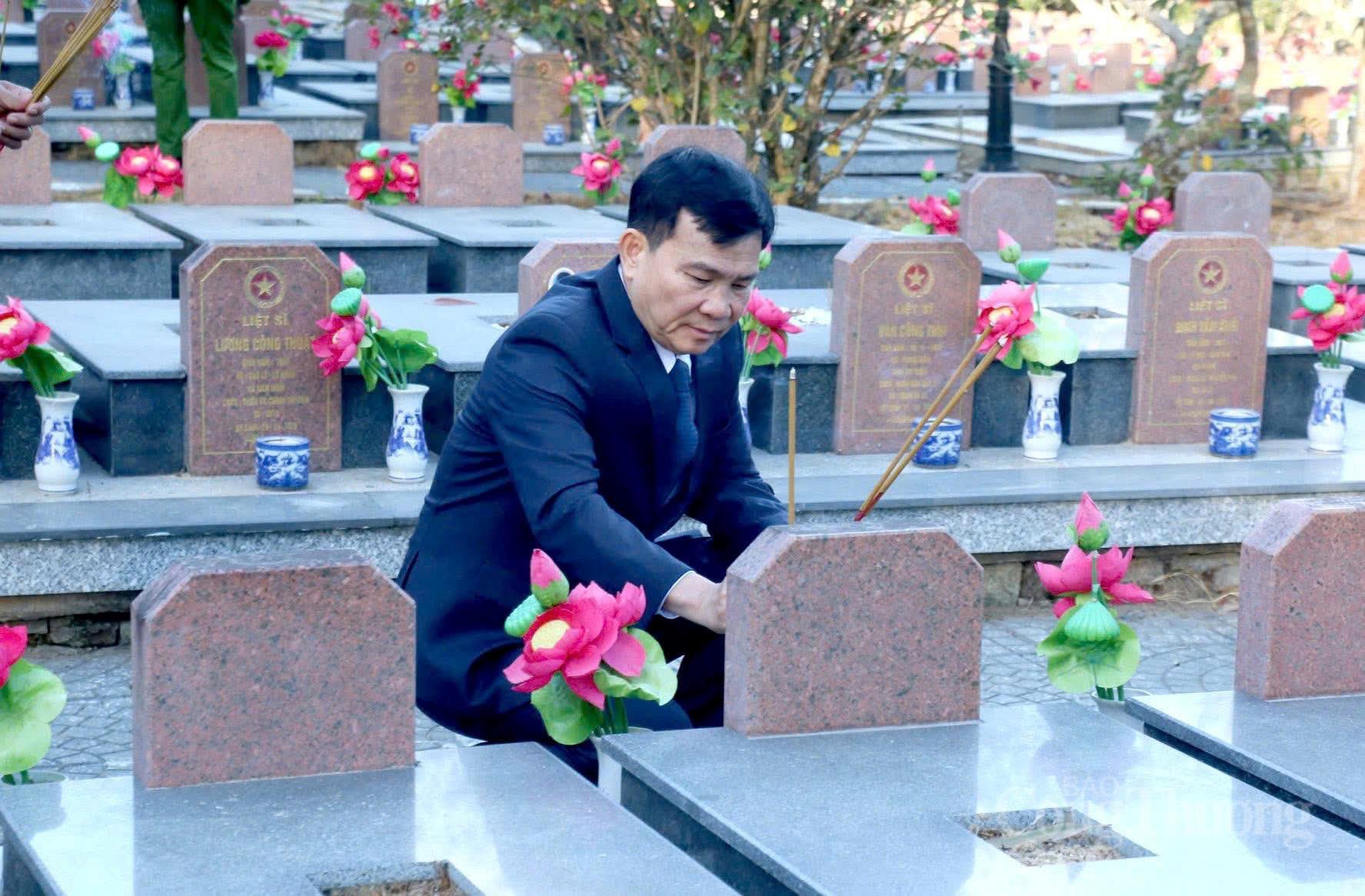 Đồng chí Hồ Văn Mười, Ủy viên Ban Chấp hành Trung ương Đảng, Chủ tịch UBND tỉnh Lâm Đồng dâng hương các anh hùng liệt sĩ tại nghĩa trang Đà Lạt. Ảnh: Minh An