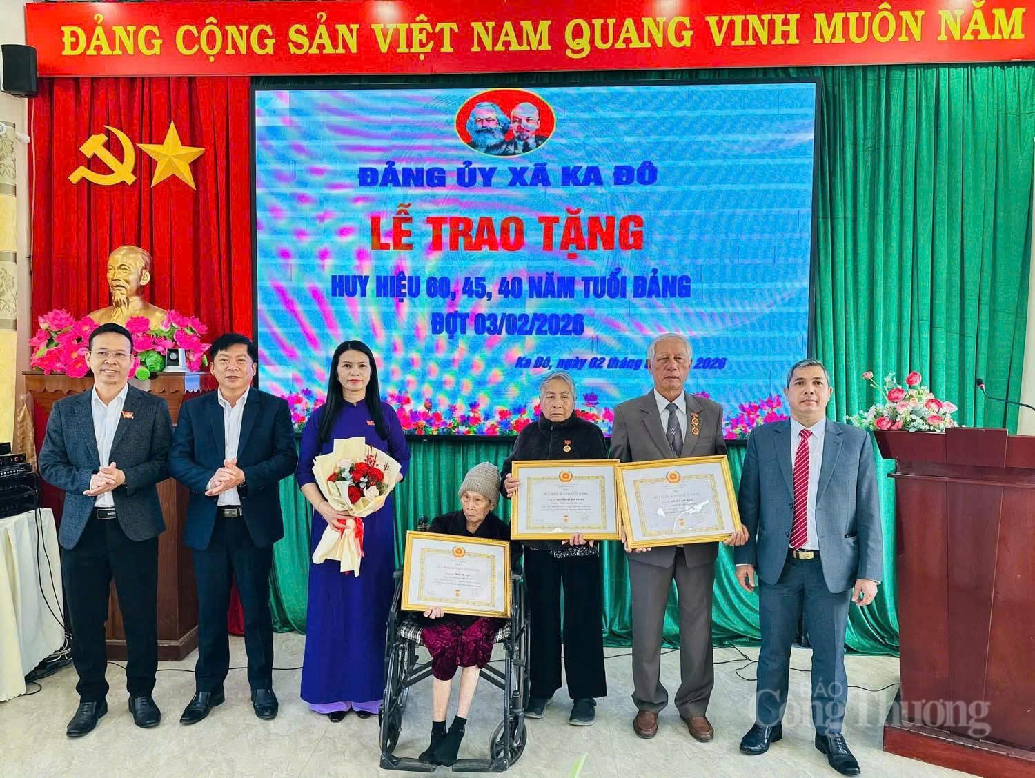 Đảng ủy xã Ka Đô tổ chức Lễ trao tặng huy hiệu 60, 45, 40 năm tuổi Đảng cho các đảng viên trên địa bàn xã. Ảnh: Minh An