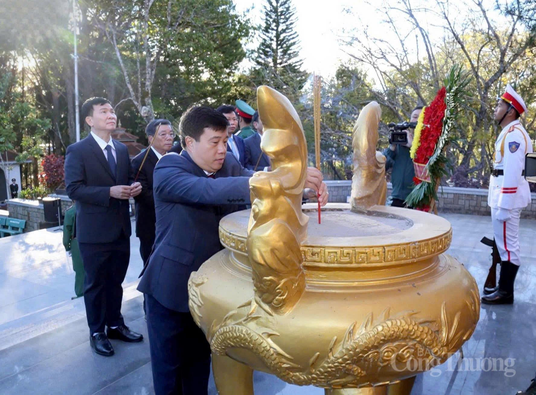 Đồng chí Y Thanh Hà Niê Kđăm, Ủy viên Ban Chấp hành Trung ương Đảng, Bí thư Tỉnh ủy Lâm Đồng dâng hương tại nghĩa trang Đà Lạt. Ảnh: Minh An