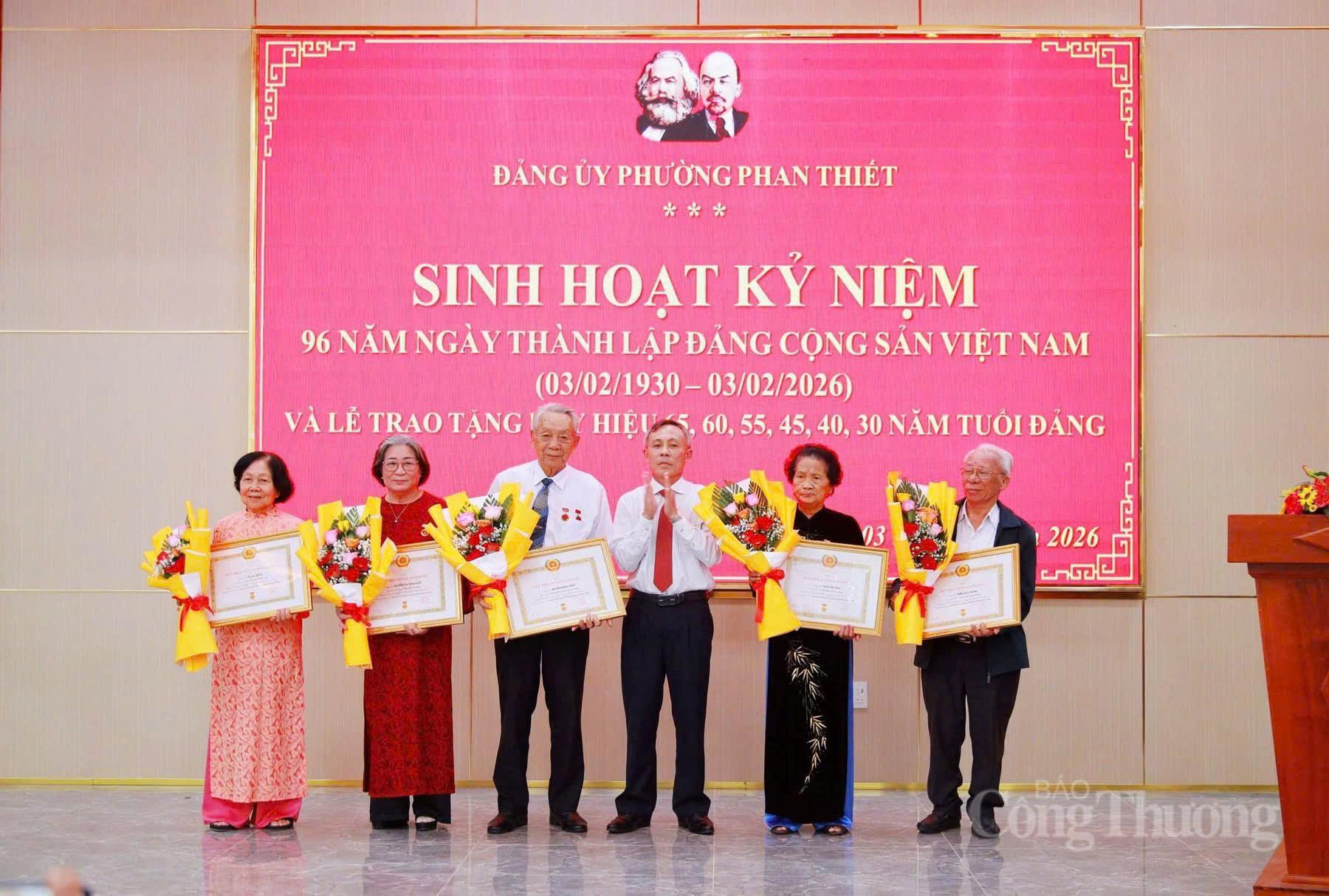 Nhân kỷ niệm 96 năm Ngày thành lập Đảng, Đảng ủy phường Phan Thiết cũng tổ chức sinh hoạt và trao tặng huy hiệu Đảng cho các đảng viên. Ảnh: Minh An