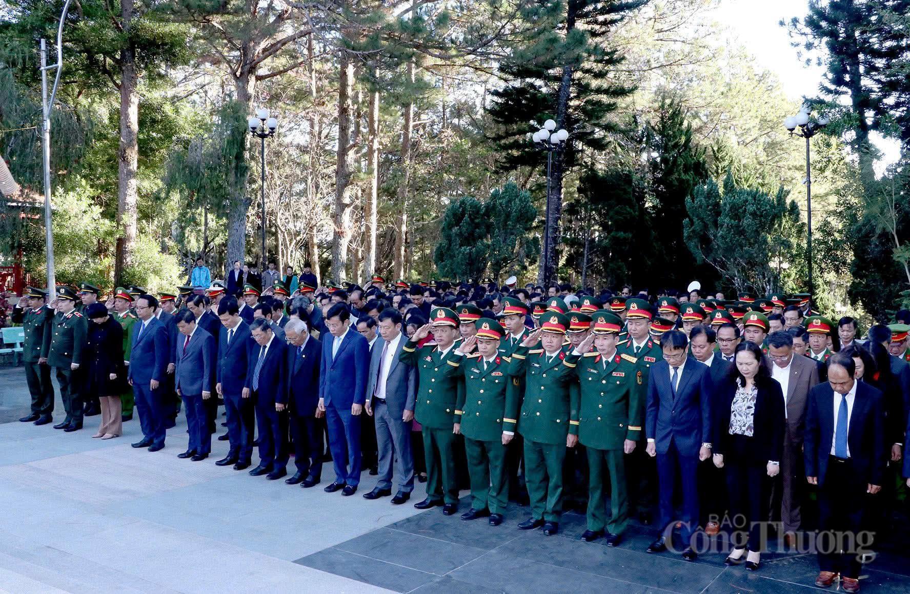 Sáng 3/2, Tỉnh ủy, HĐND, UBND, Ủy ban MTTQ Việt Nam tỉnh long trọng tổ chức Lễ viếng các anh hùng, liệt sĩ tại Nghĩa trang Liệt sĩ tỉnh nhằm tưởng niệm, tri ân công lao to lớn của các anh hùng liệt sĩ đã anh dũng hy sinh vì sự nghiệp đấu tranh giải phóng dân tộc, bảo vệ Tổ quốc. Ảnh: Minh An