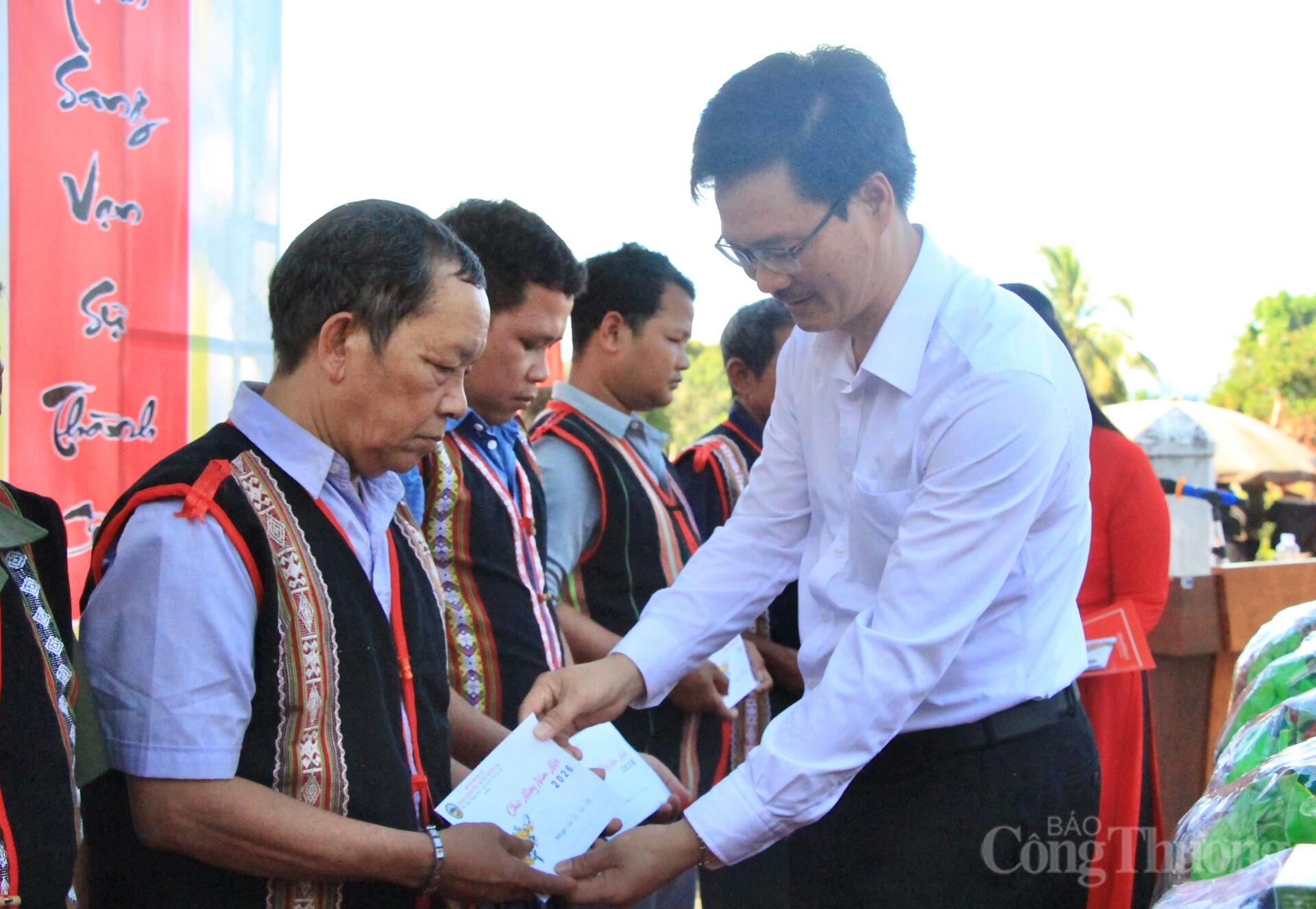 Gia Lai: Chăm lo Tết cho đồng bào biên giới Ia O - 14