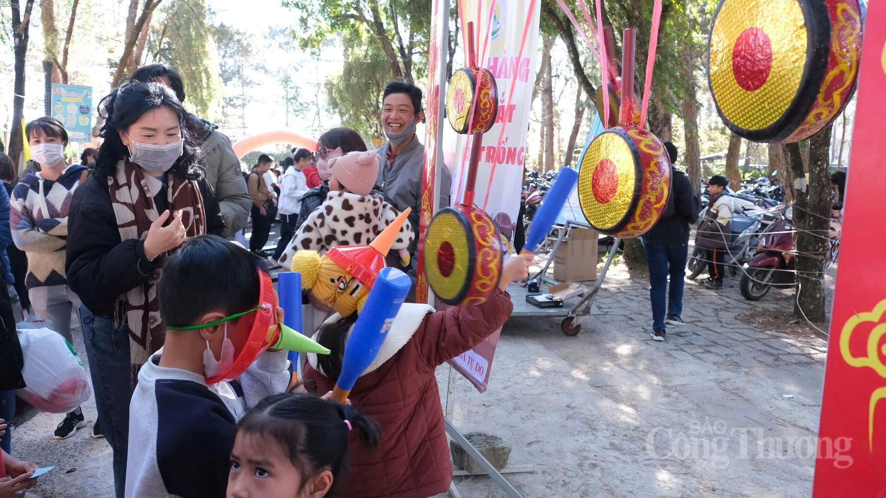 Các em thiếu nhi được chơi các trò chơi dân gian.