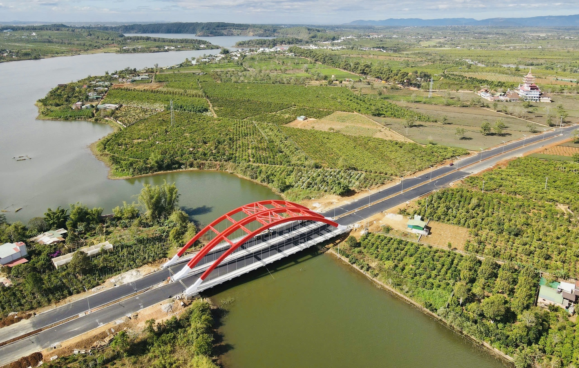 Cận cảnh đường hành lang kinh tế 1.200 tỷ đồng sắp 'về đích' ở Gia Lai - 11