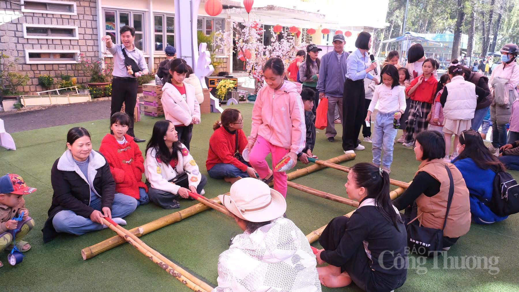 Trung tâm Hoạt động Thanh thiếu nhi tỉnh Lâm Đồng đã tổ chức Hội trại “Nụ cười hồng” lần thứ 18 năm 2026 với chủ đề đầy ý nghĩa “Xuân sẻ chia – Tết yêu thương”.