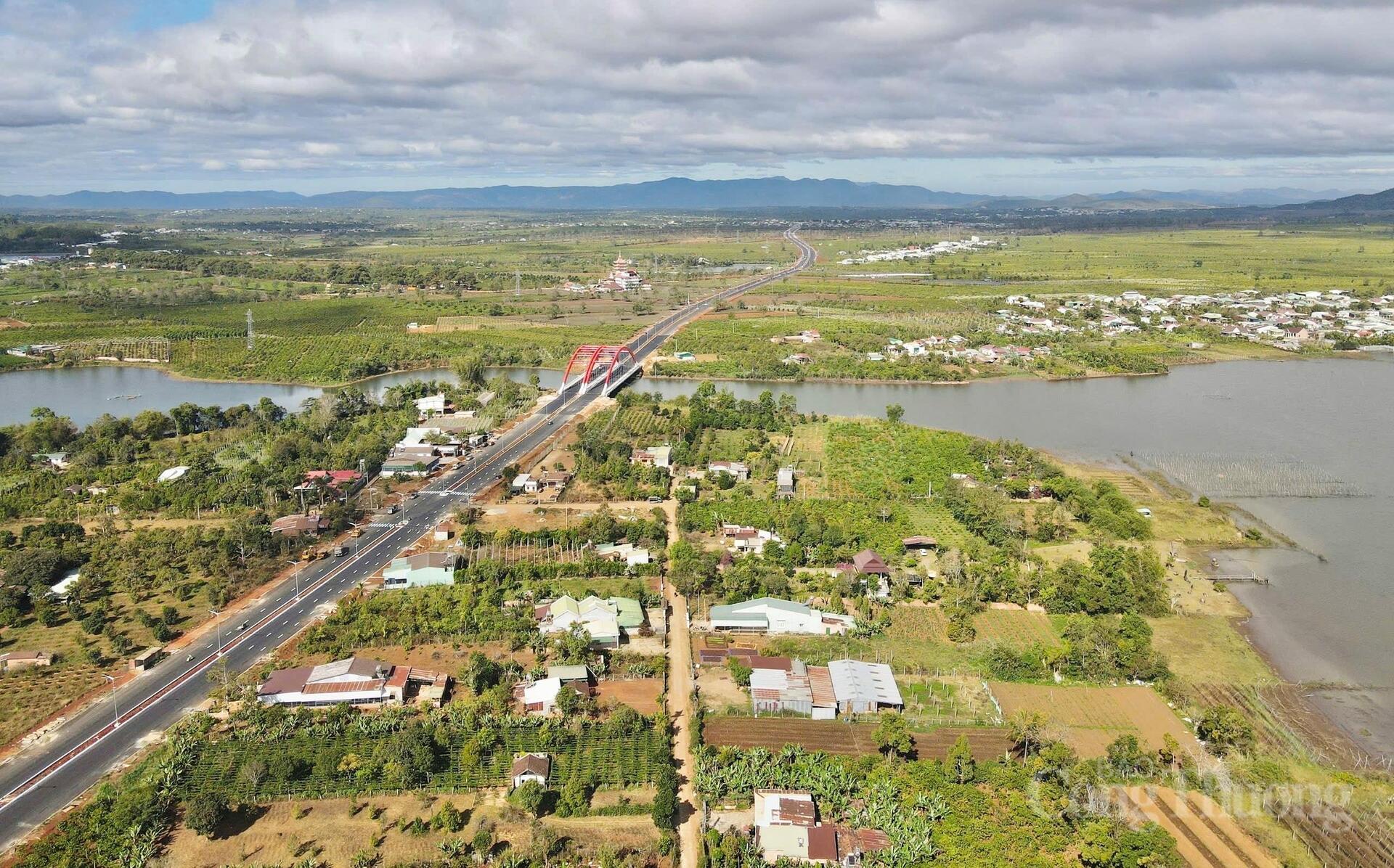 Cận cảnh đường hành lang kinh tế 1.200 tỷ đồng sắp 'về đích' ở Gia Lai - 1