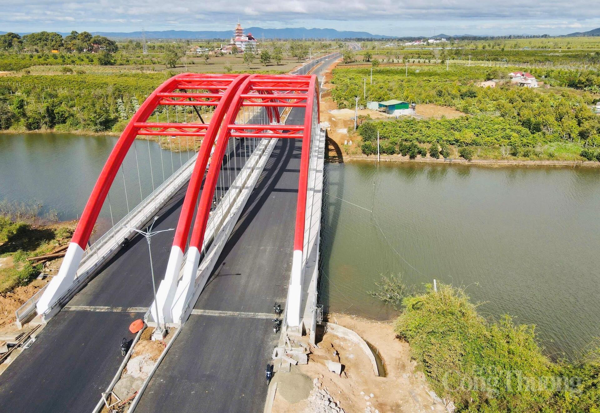 Cận cảnh đường hành lang kinh tế 1.200 tỷ đồng sắp 'về đích' ở Gia Lai - 4