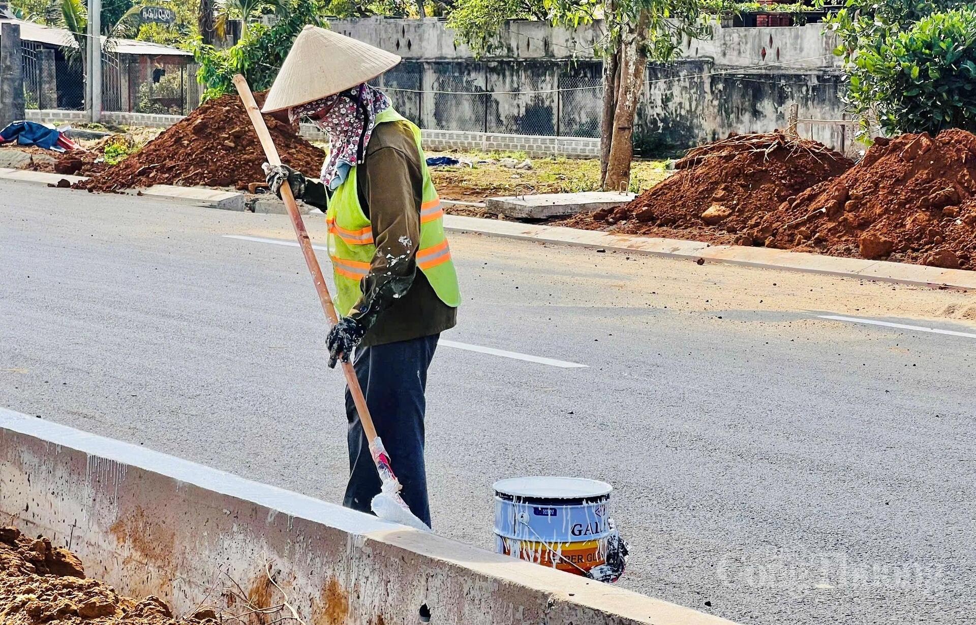 Cận cảnh đường hành lang kinh tế 1.200 tỷ đồng sắp 'về đích' ở Gia Lai - 12