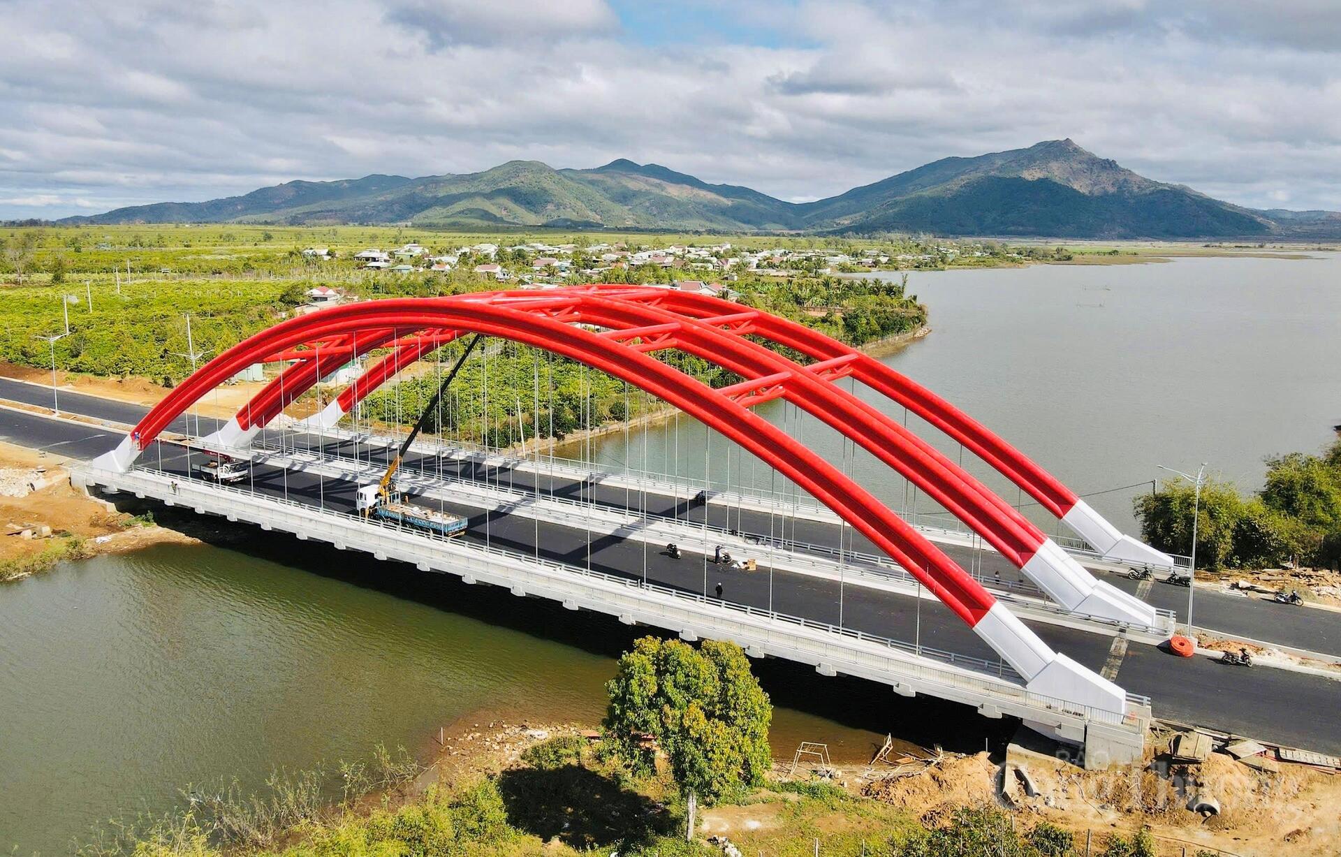 Cận cảnh đường hành lang kinh tế 1.200 tỷ đồng sắp 'về đích' ở Gia Lai - 5