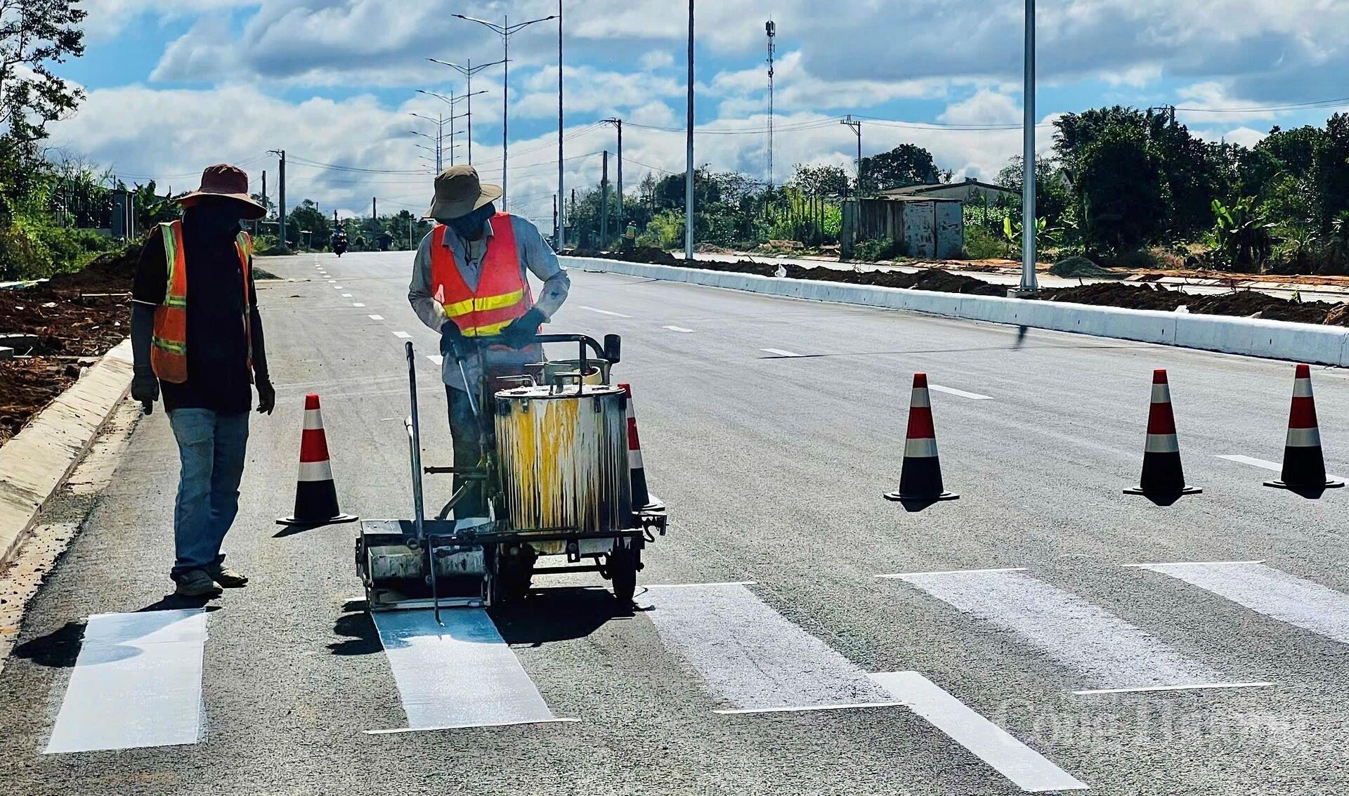 Cận cảnh đường hành lang kinh tế 1.200 tỷ đồng sắp 'về đích' ở Gia Lai - 6