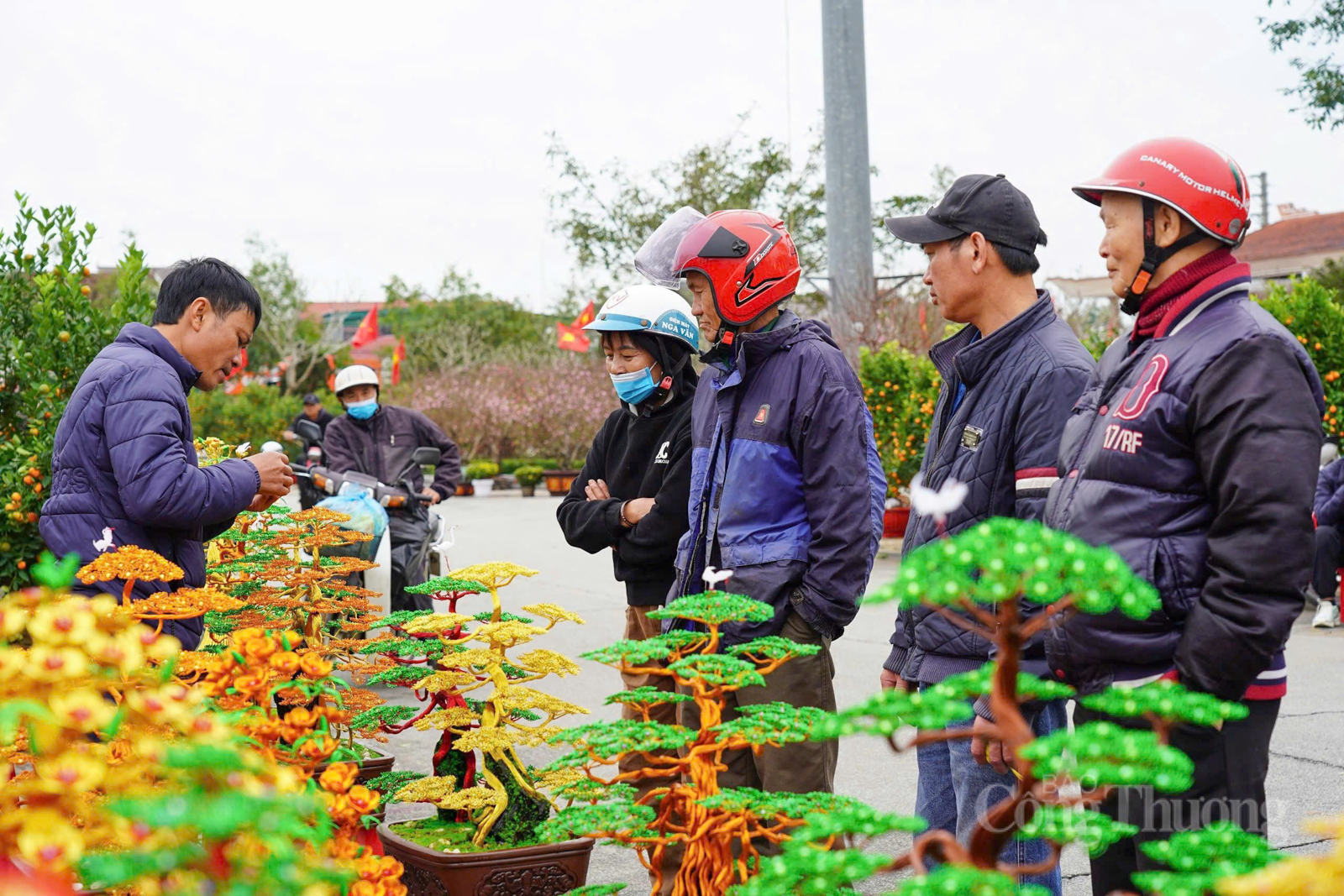 Bonsai bằng dây đồng ‘hút khách’ dịp cận Tết tại Hà Tĩnh - 2