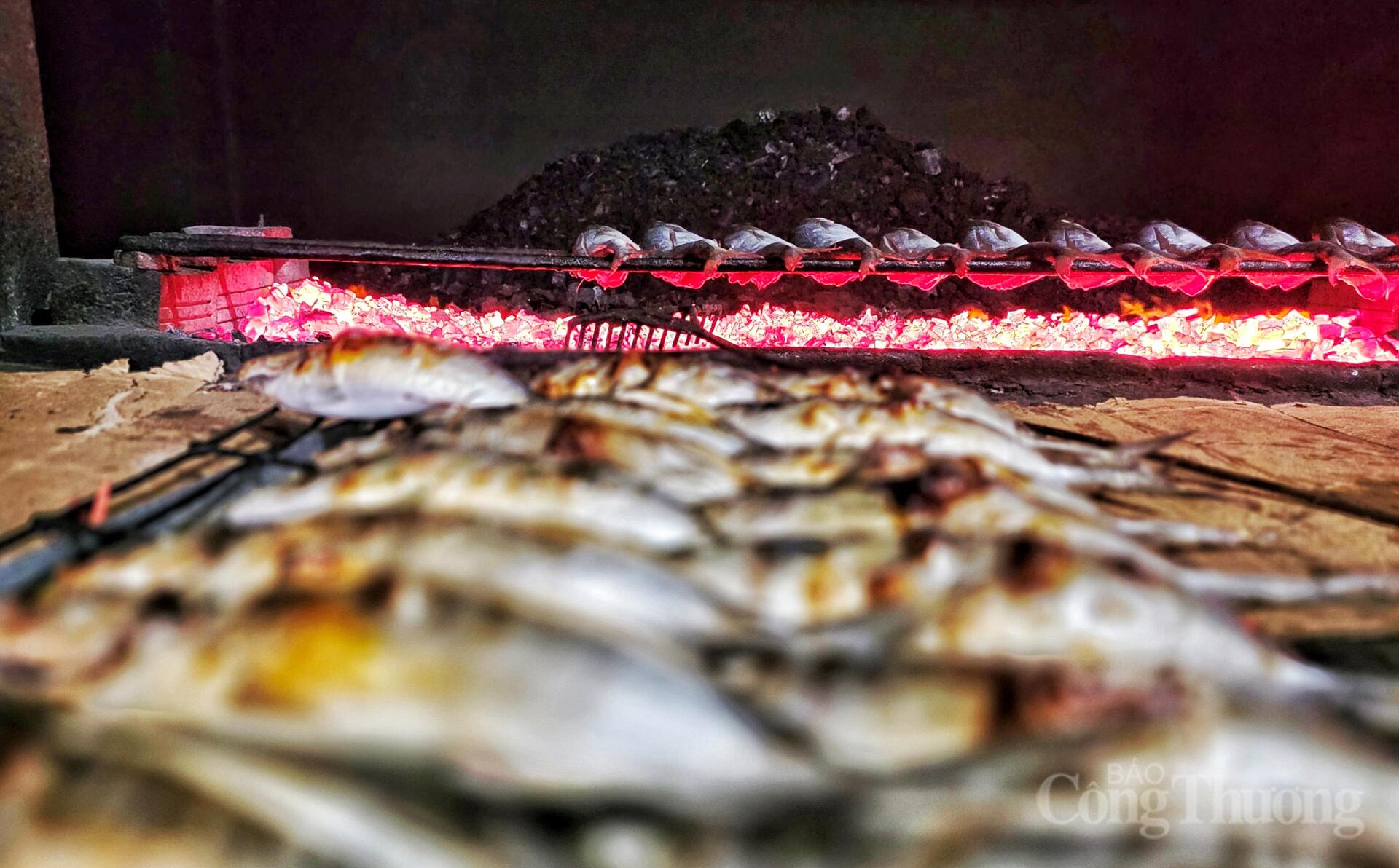 Nghề 'hun mắt' hái ra tiền ở thủ phủ cá nướng Hà Tĩnh - 17