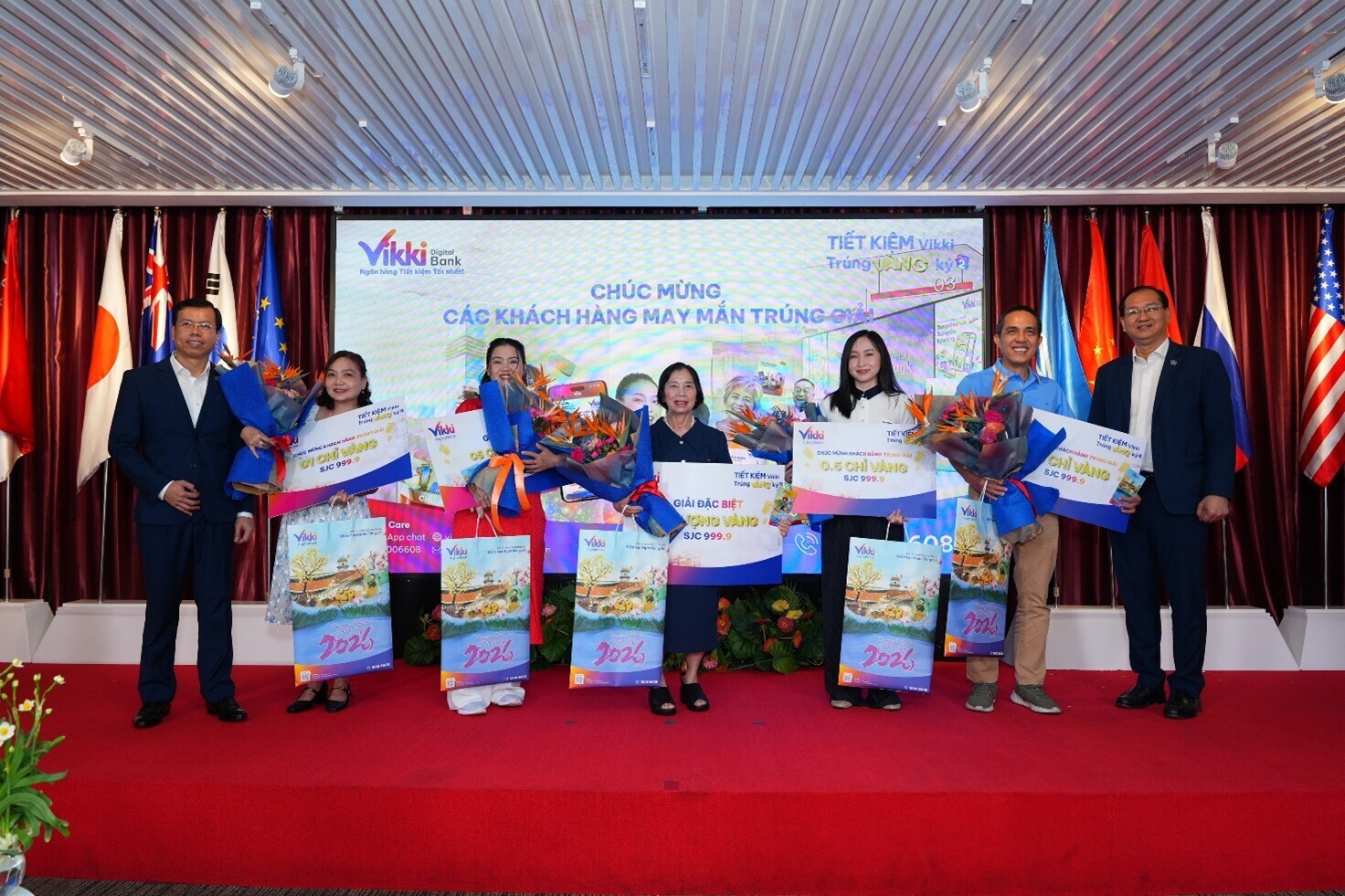 Những khách hàng trúng vàng may mắn nhất đã được trao tận tay giải thưởng từ Vikki. Ảnh: Vikki Digital Bank