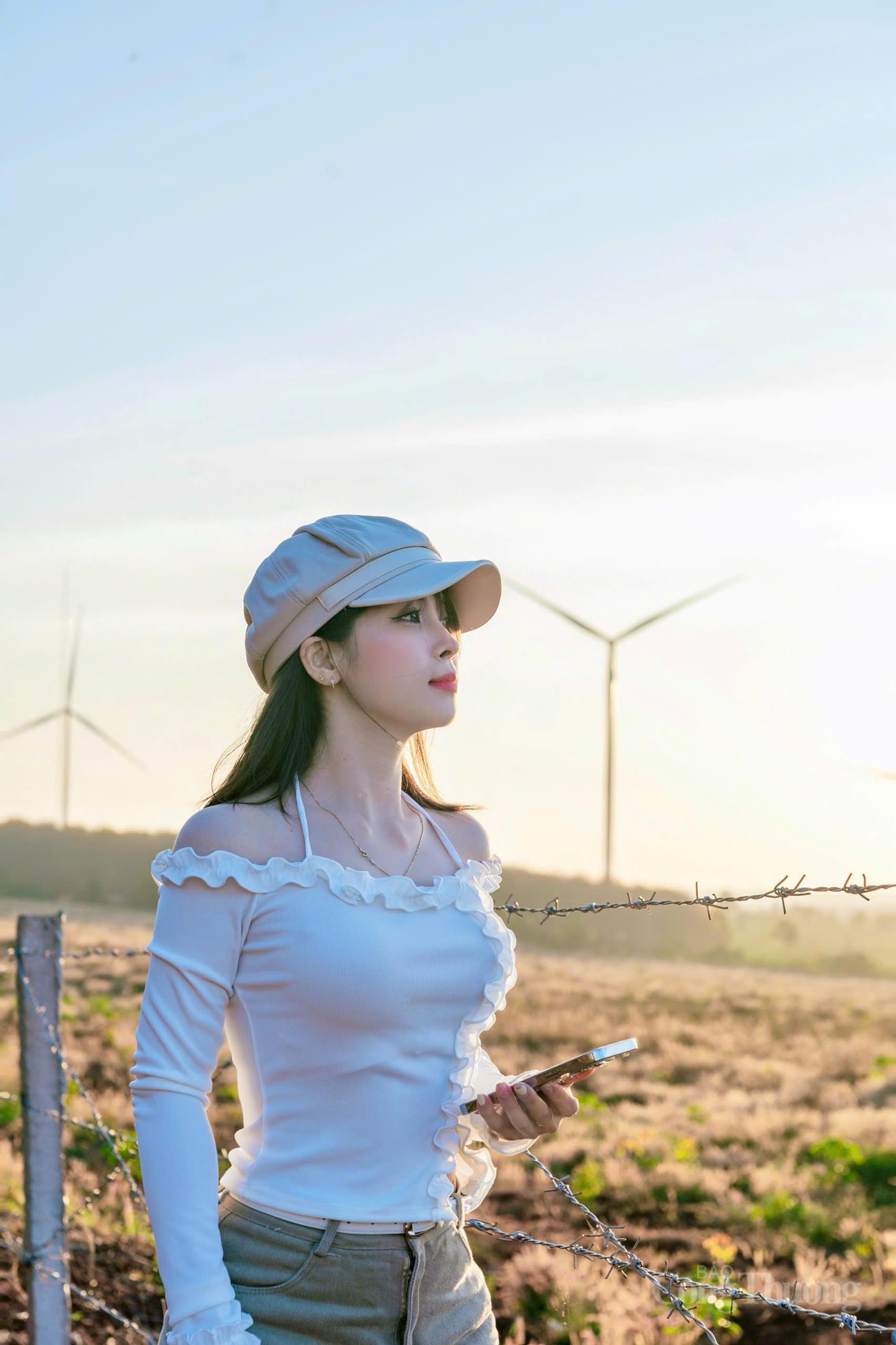 Giới trẻ thích thú 'check-in' cánh đồng điện gió đẹp tựa trời Âu - 7