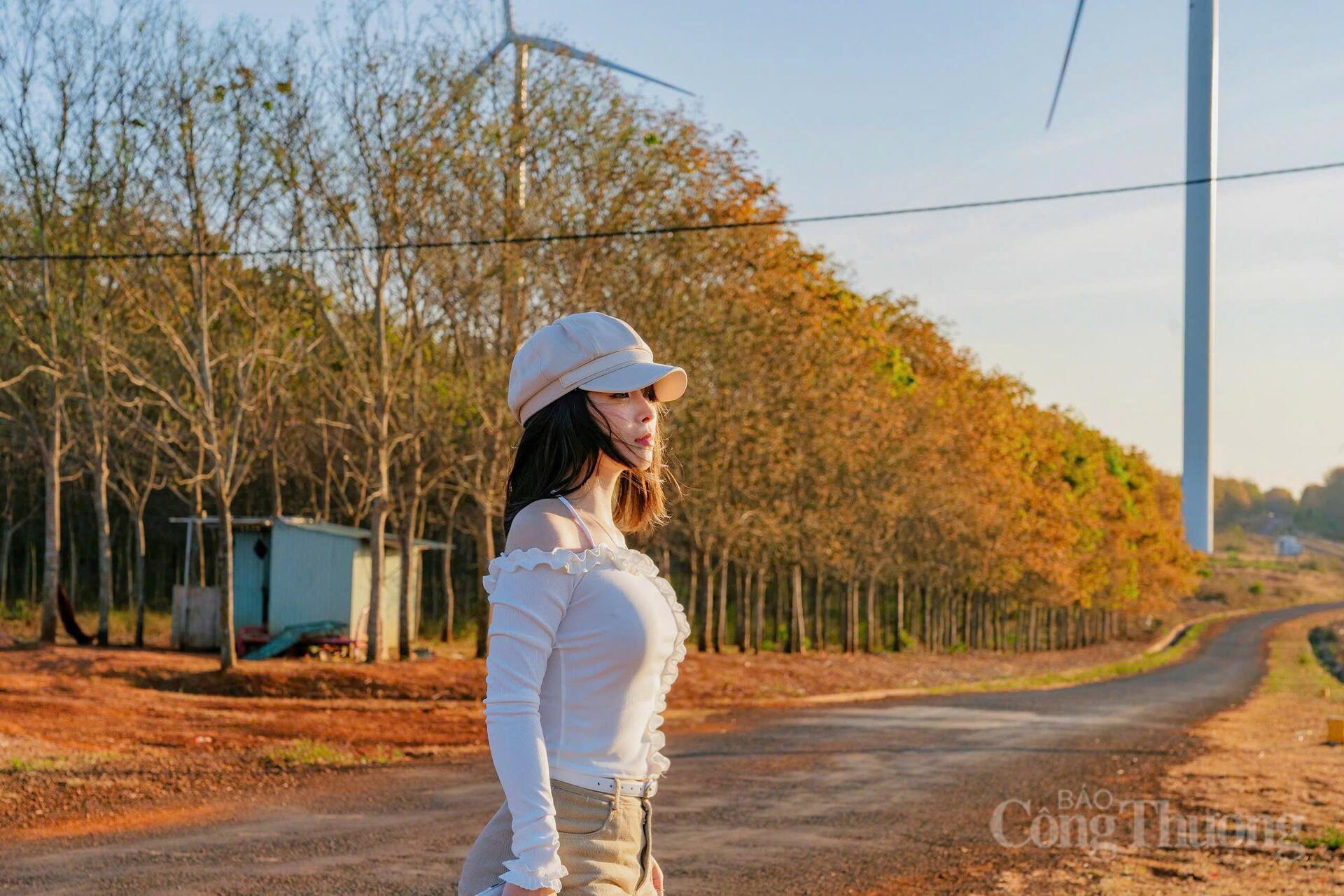 Giới trẻ thích thú 'check-in' cánh đồng điện gió đẹp tựa trời Âu - 3