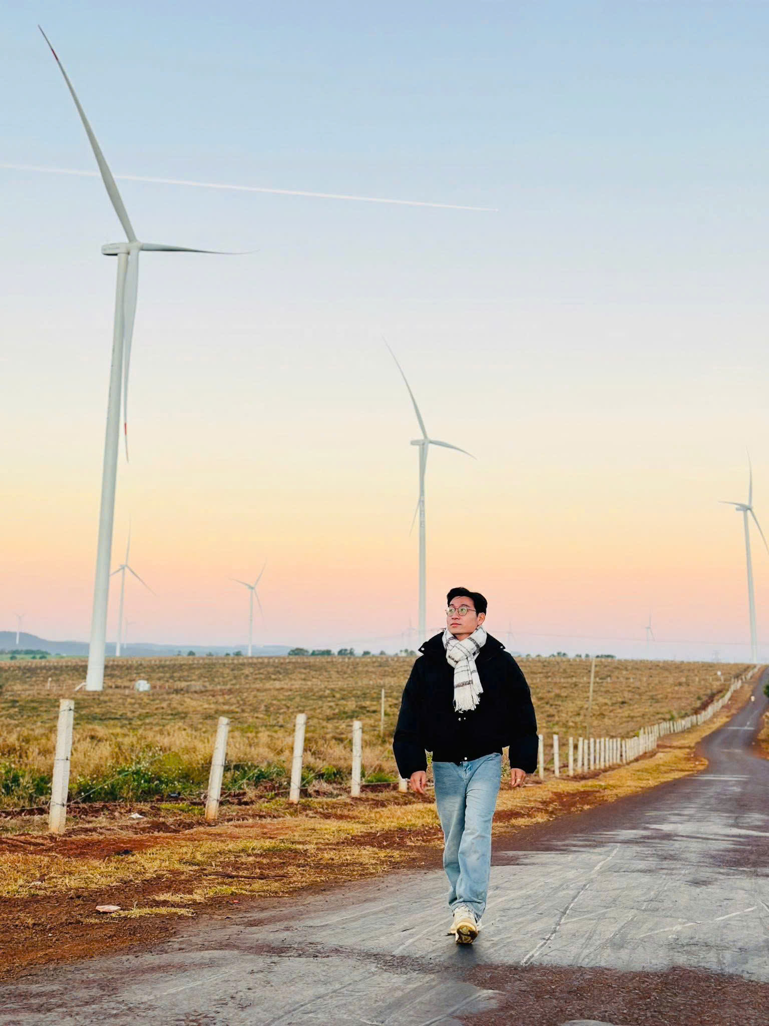 Giới trẻ thích thú 'check-in' cánh đồng điện gió đẹp tựa trời Âu - 4