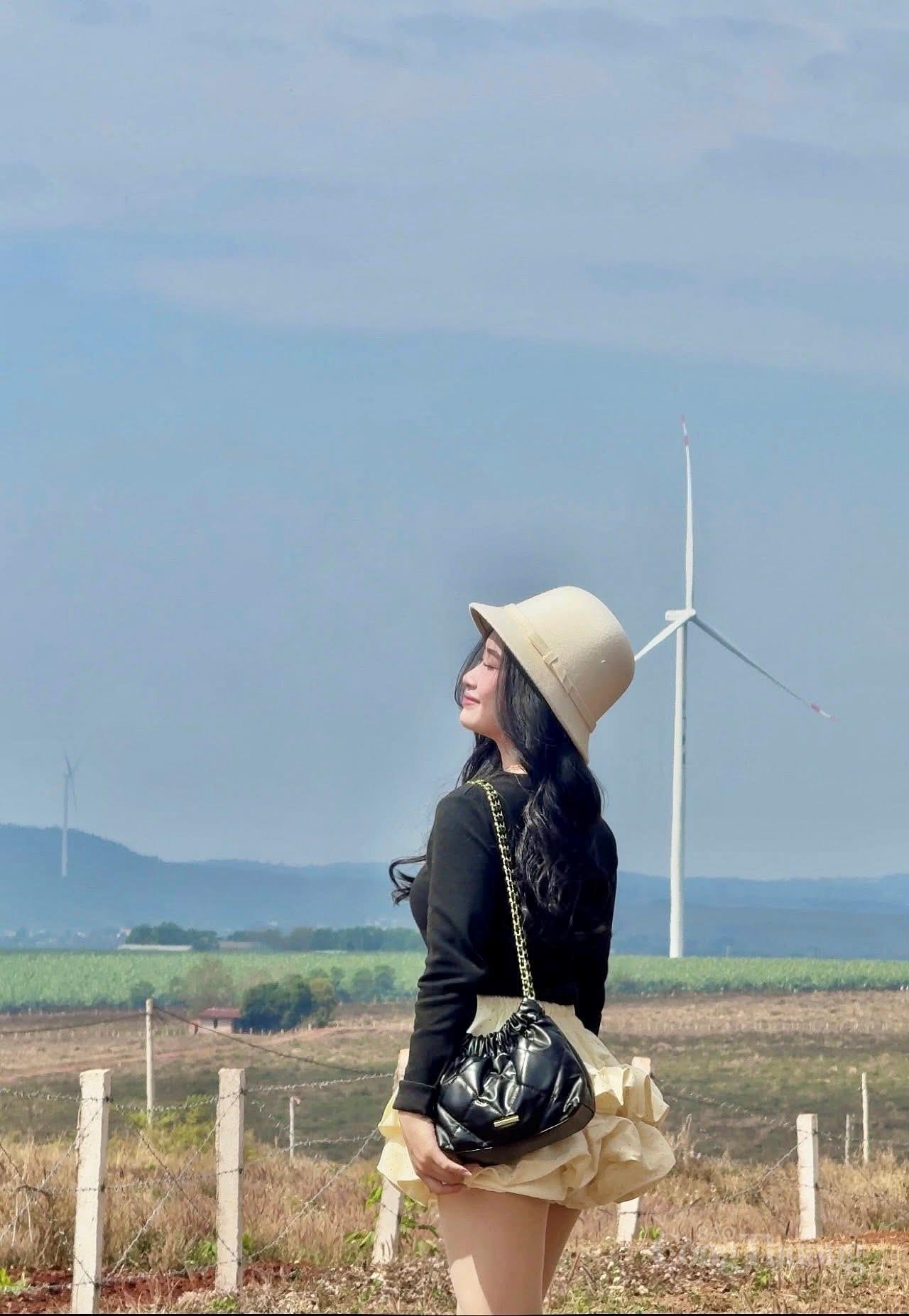 Giới trẻ thích thú 'check-in' cánh đồng điện gió đẹp tựa trời Âu - 8