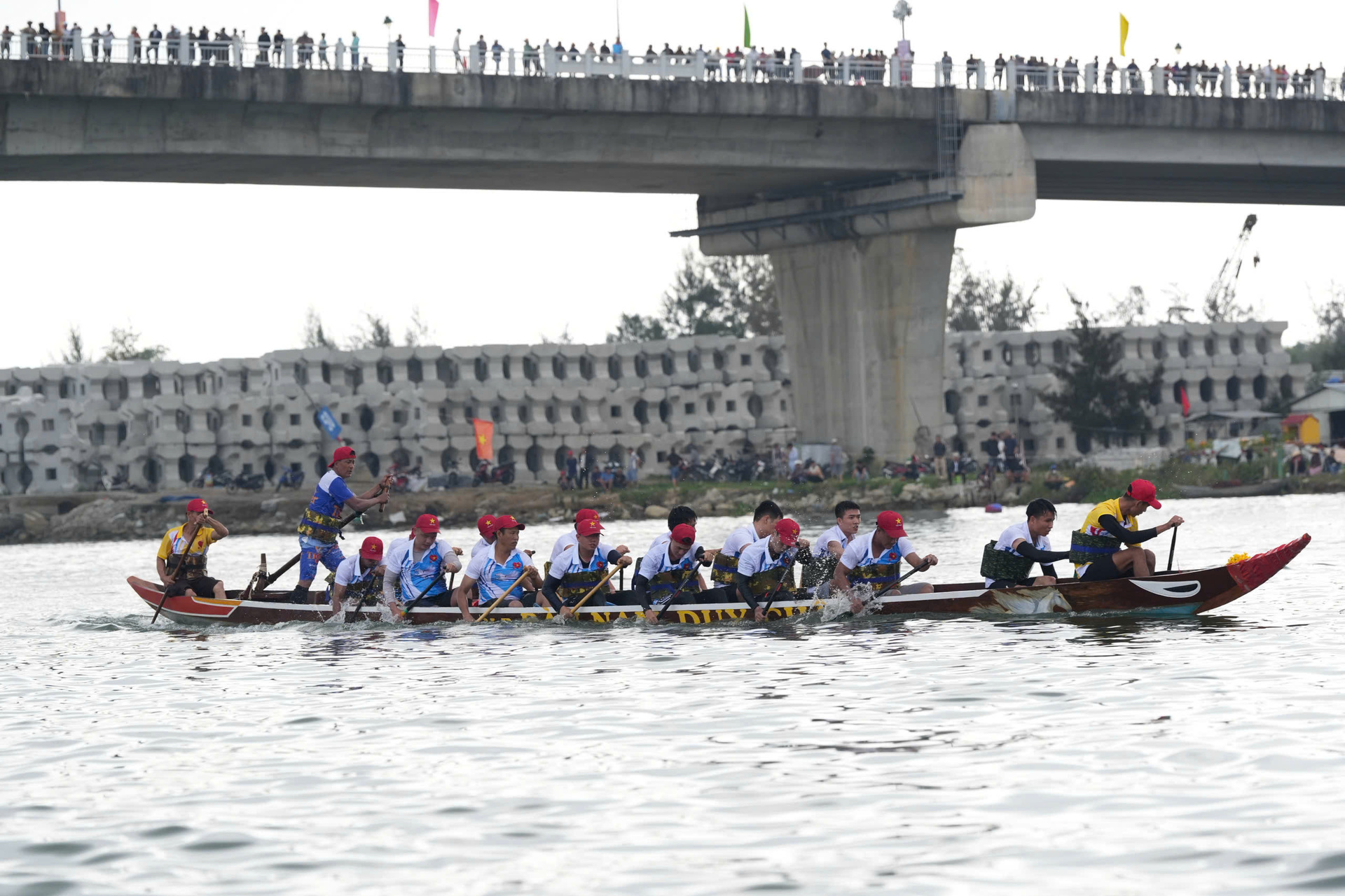 Đà Nẵng: Sôi nổi giải đua thuyền truyền thống đầu xuân - 5